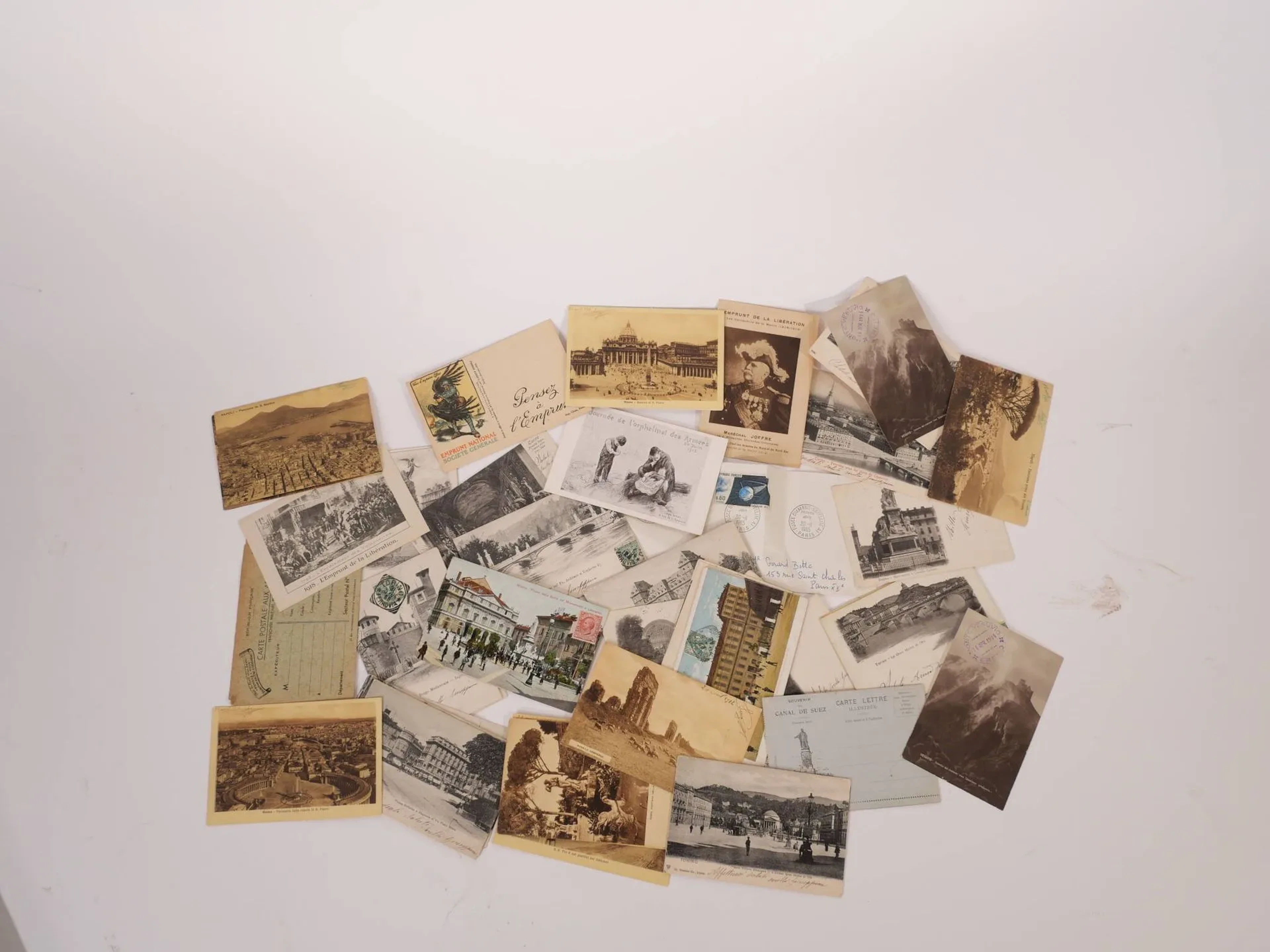 Ensemble de cartes postales anciennes, Italie, fantaisie, publicitaires : -46 cartes postales principalement des vues de Turin. Ecrites en majorité. - 3 cartes postales : Paulette DARTY. Je te veux, valse chantée par. Dos non divisé, écrite, circulée E.MIILOK. Folle extase, valse de. Dos divisé, écrite, circulée 24-12-06 La veuve Joyeuse, Théâtre Apollo. Dos divisé, non écrite - 2 cartes postales sur le thème du casino : La roulette de Monaco. Dos non divisé, écrite, circulée 21-3-02 Souvenir de Monte-Carlo. Dos non divisé, écrite, circulée 21-3-02 -2 cartes publicitaires : CRISTOPHE - HUTCHINSON freins touriste-bowden tour de France au sommet d'Aubisque - COPIN. Dos divisé, vierge TAFFETAS GAULOIS d'après A. Barrère Pour bien danser le CAKE WALK il faut un corset ceinture et des dessous faits en véritable taffetas Gaulois. Imp. Ch. Wall et Cie Paris. Dos non divisé, vierge cartes - 5 cartes postales WW1 : Emprunt national Société Générale, d'après l'affiche de Falter, dos divisé, vierge 1918 - L'emprunt de la Libération, dos divisé, vierge Emprunt de la Libération, les vainqueurs de la Marne - Maréchal Joffre, teste de promotion au dos journée de l'orphelinat des Armées, 20 juin 1915, d'après Roll, dos divisé, vierge Cartes postale aux armées, franchise militaire, vierge On y joint: -1 enveloppe premier jour, mise sur orbite du premier satellite français, fusée Diamant - satellite A1, 30 novembre 1965 - 1 carte-lettre. Souvenir du Canal de Suez. Carte lettre illustrée de cinq vues dépliantes de Port-Said dont l'entrée du port, monument de Ferdinand de Lesseps. Léop. Vilta & Cie éd. Port-Saïd. Non écrite.