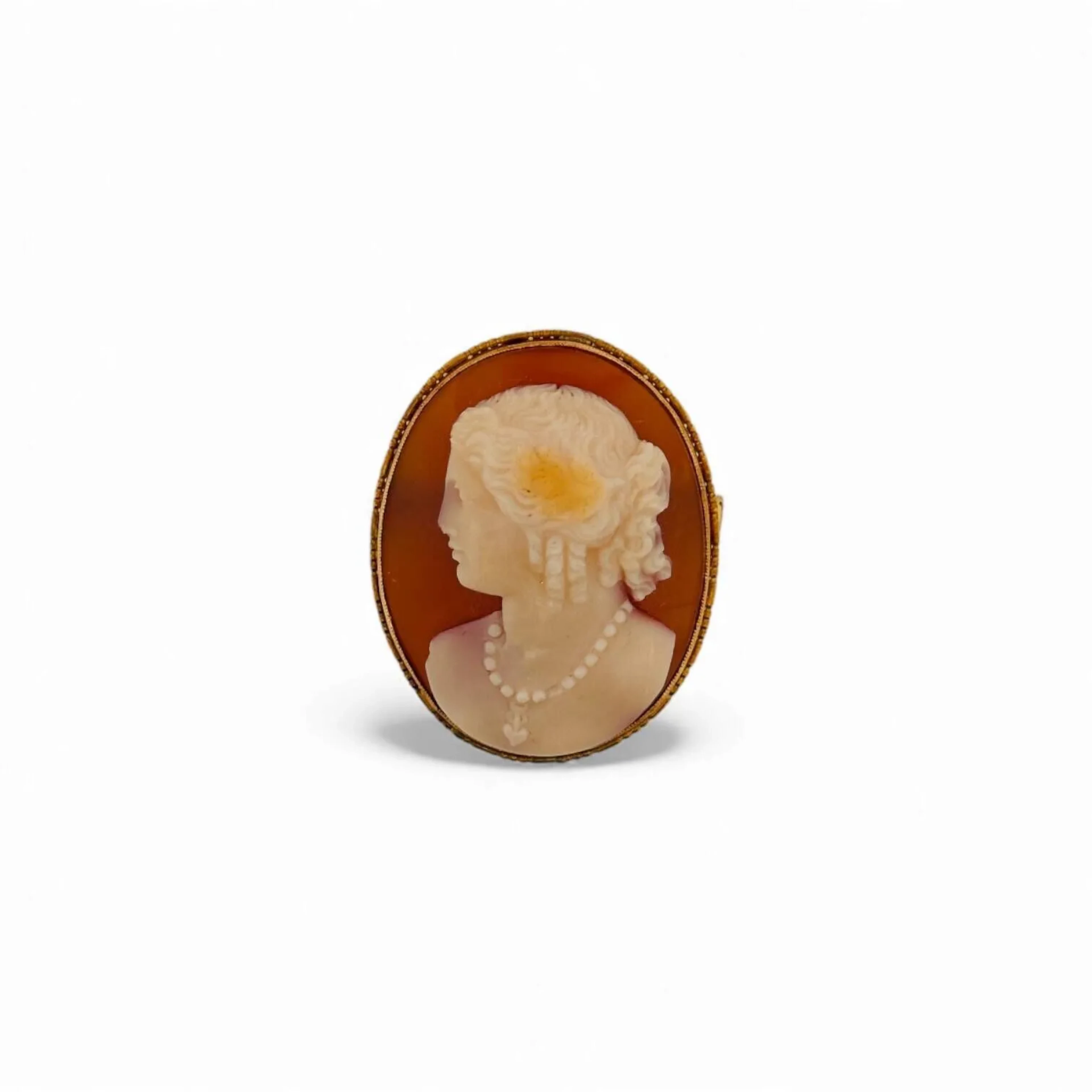 Broche ovale en or jaune 18K (750) sertie d'un camée agate au profil d'une femme de qualité arborant un collier retenant un pendentif cœur. Dim.: 4x3 cm env. - Poids brut : 16.5 g. (accidents, manques)