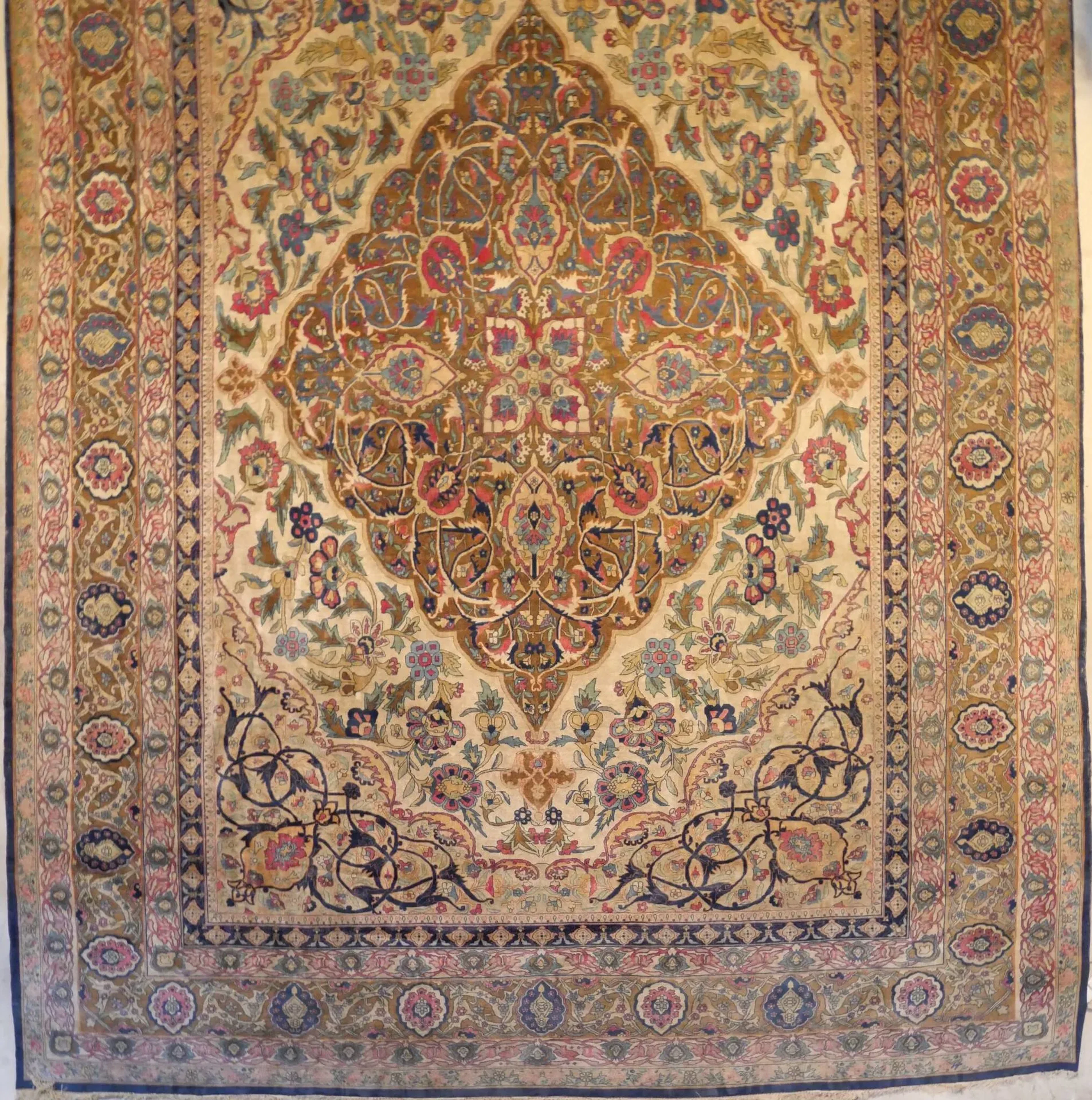 Exceptional, important, old and very fine Kirman Laver - Lot 363