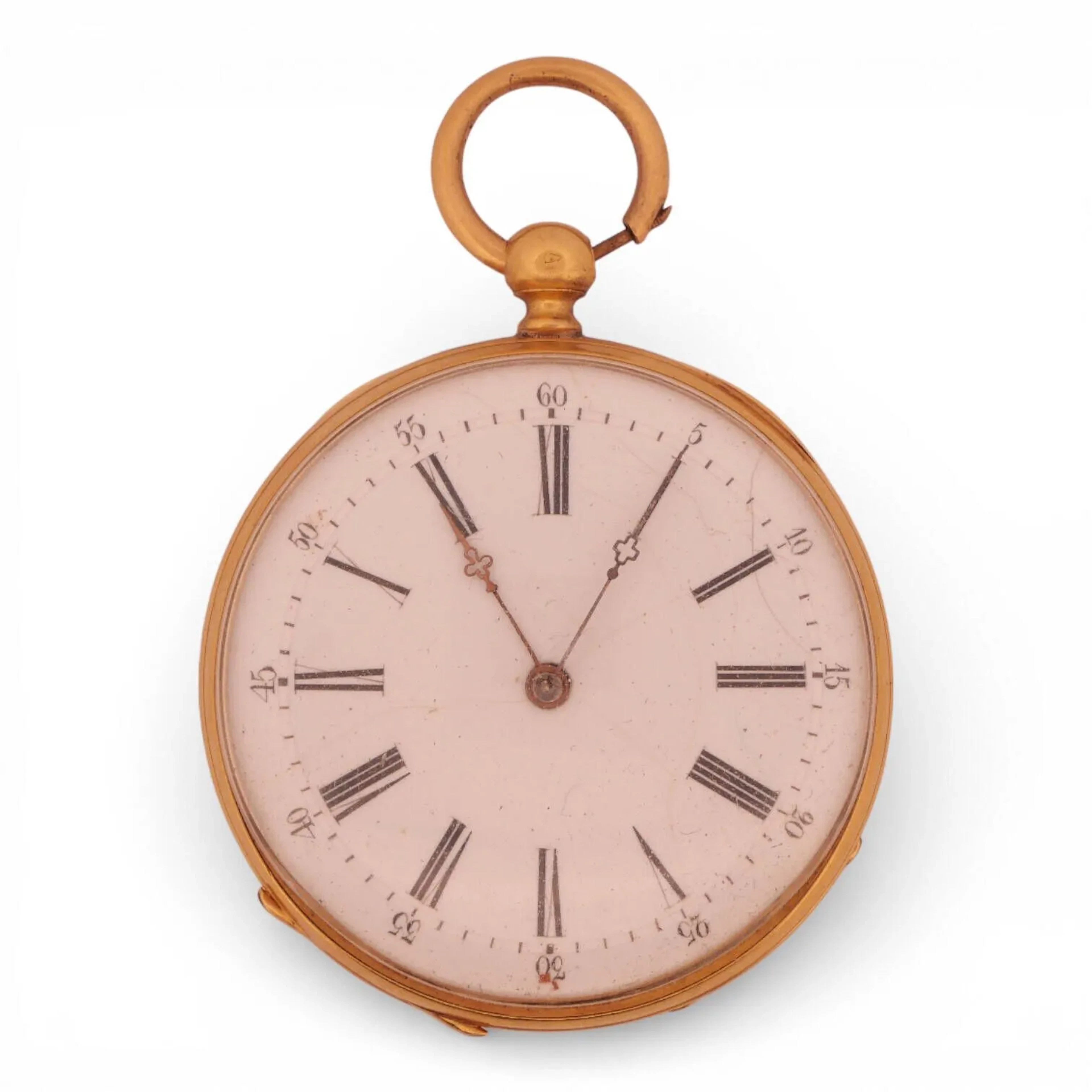 Montre de gousset à boîtier en or jaune (750) à décor guilloché centré d'un cartouche vierge cerclé de rinceaux. Cadran émaillé blanc à chiffres romains pour les heures et arabes pour les minutes. Intérieur du couvercle et cache-poussière numérotés, le cahe-poussière portant l'inscription "Cylindre huit rubis". Mouvement mécanique à remontage manuel Titre: Tête de cheval Poids brut: 56,6 gr Rayures à la vitre, chocs au boîtier
