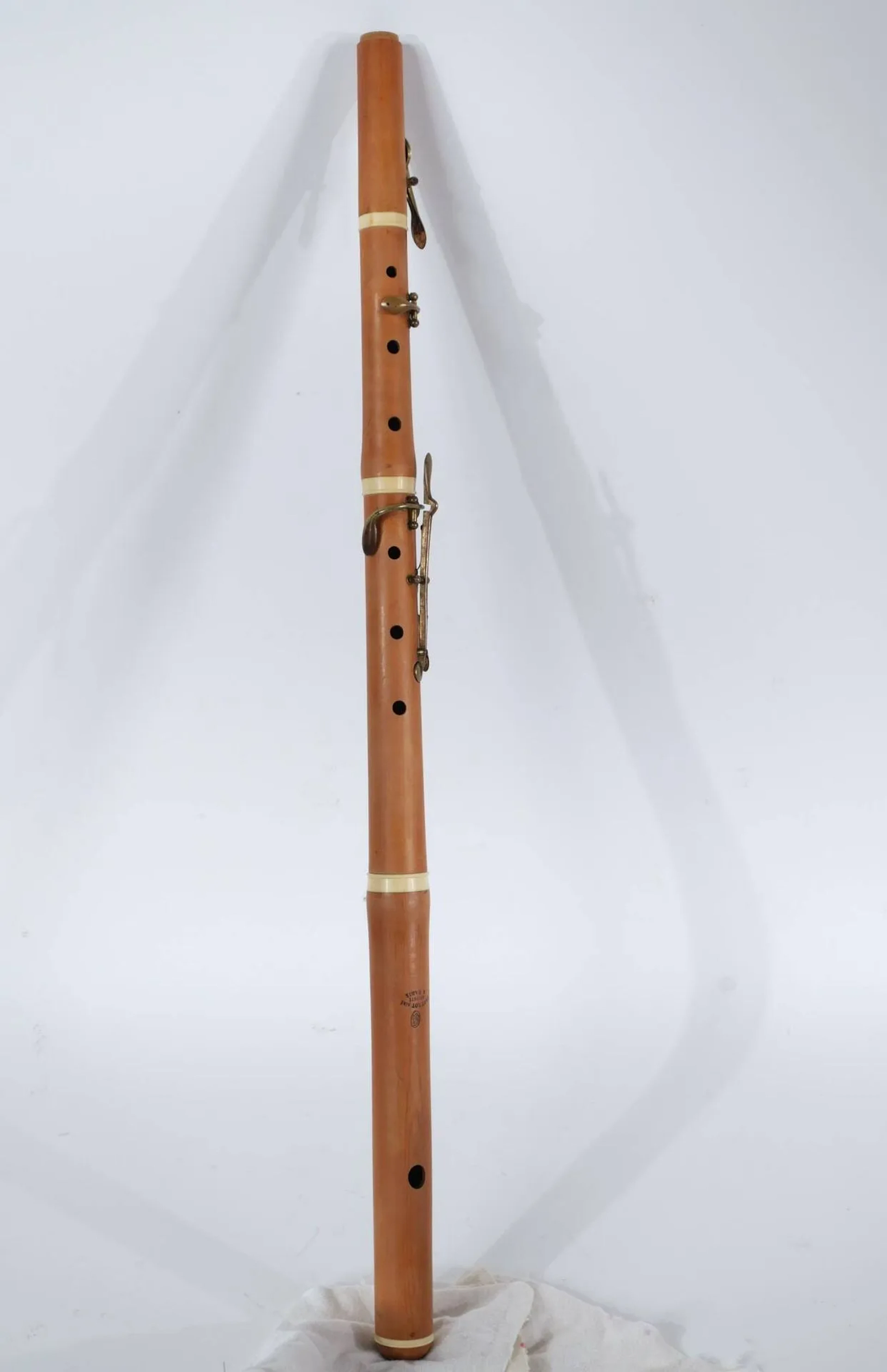Gautrot Aîné (Paris) Flûte tierce en buis, quatre clefs laiton montées sur patins, bagues ivoire. Marquée « Gautrot Aîné, breveté, à Paris », vers 1860/1880. Longueur : 62 cm