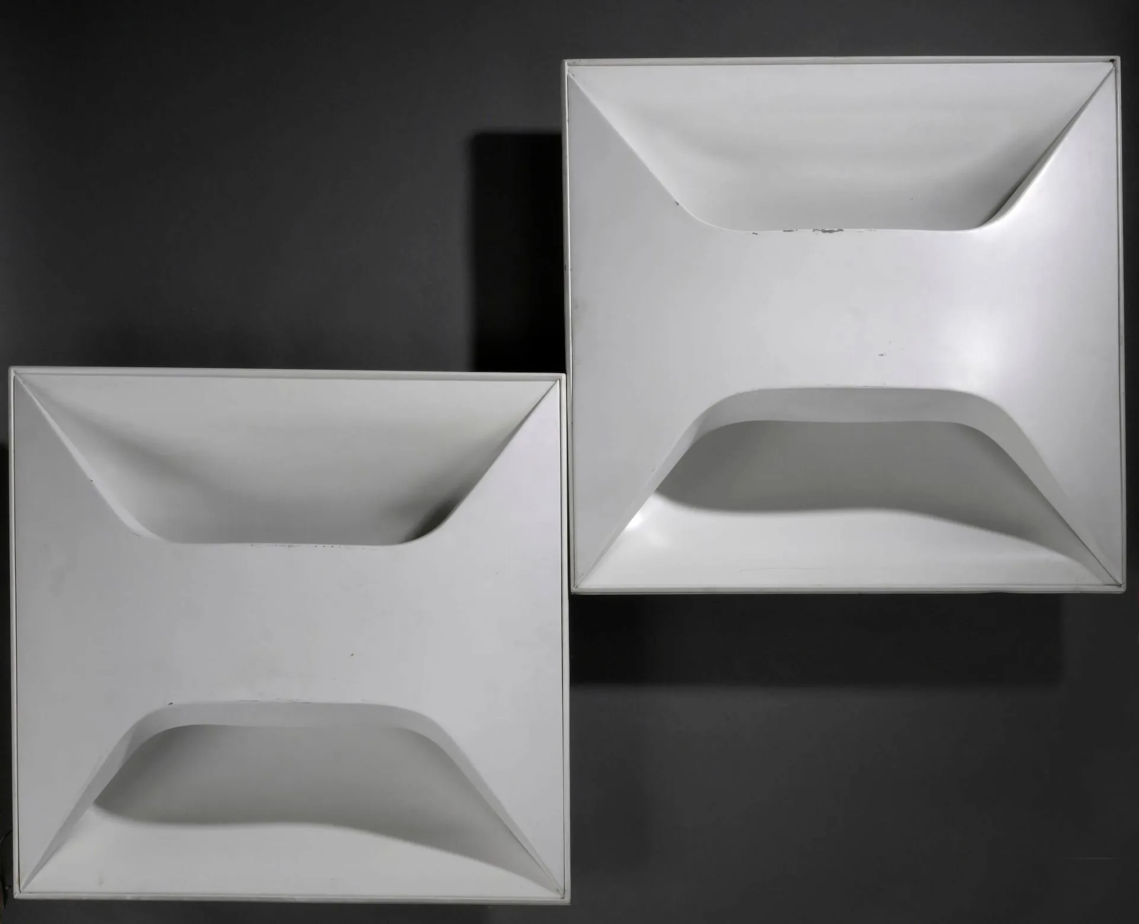 Dieter WITTE (1937-2008) Suite de six appliques murales ou plafonniers encastrables modèle Oyster, circa 1968, en aluminium laqué blanc, de forme carrée. Des crochets à l'arrière permettent d'encastrer les appliques aux murs ou plafonds. H. : 62.5 cm. - L. : 62.5 cm. (Usures, griffures, frottements, légères déformations) Edition Staff