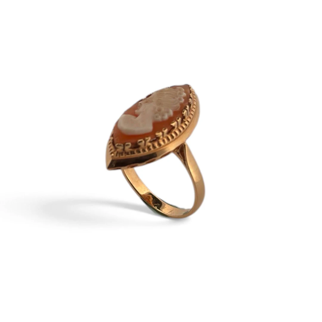 Yellow gold (750) "navette" ring adorned with a shell cameo - Lot 127
