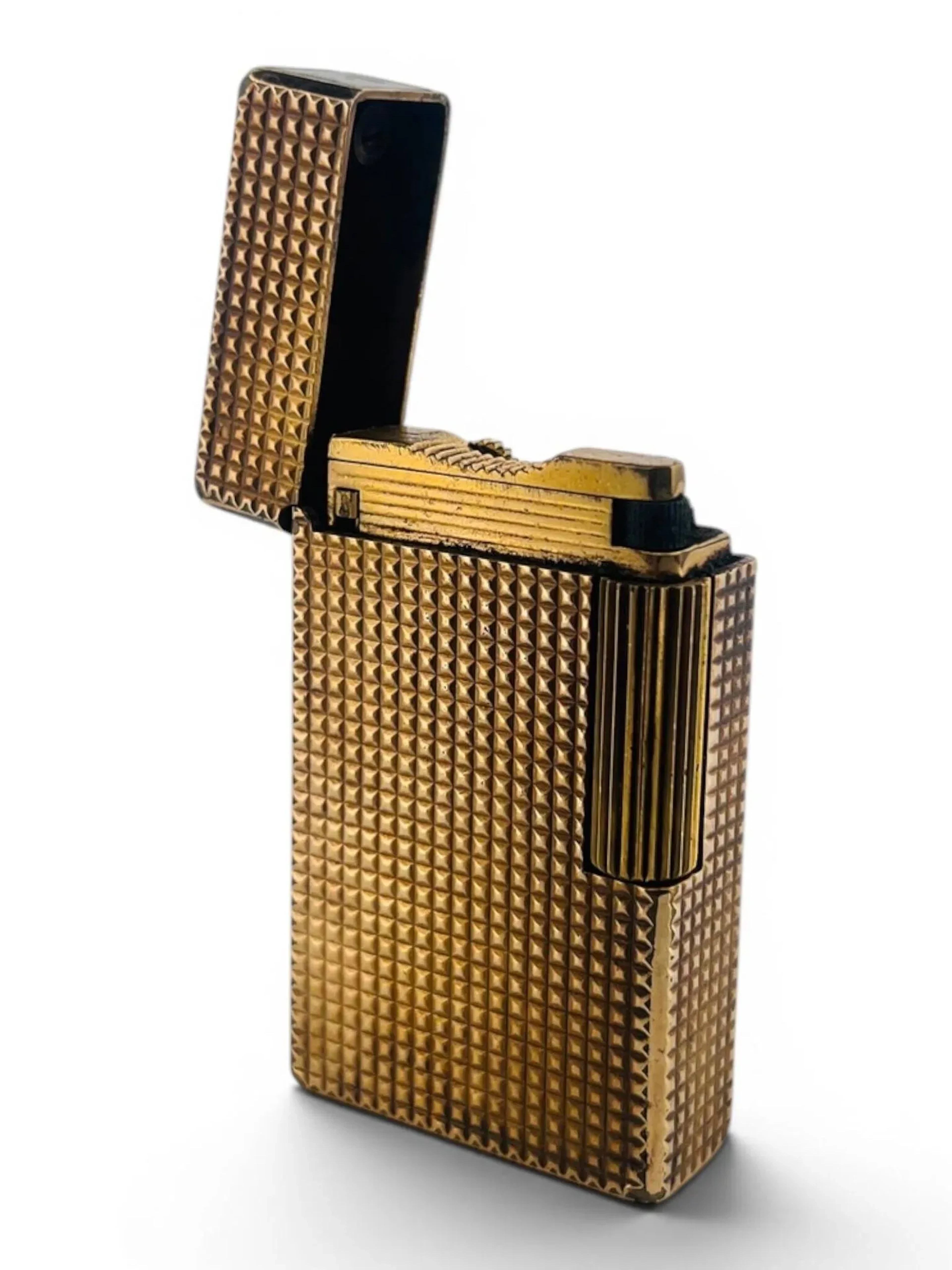 S.T. DUPONT Briquet standard grand modèle en métal doré à motifs pointes de diamant. Chiffré sur le couvercle "F.F". Signé et numéroté 5874CT Dim. 5,8x 3,5cm