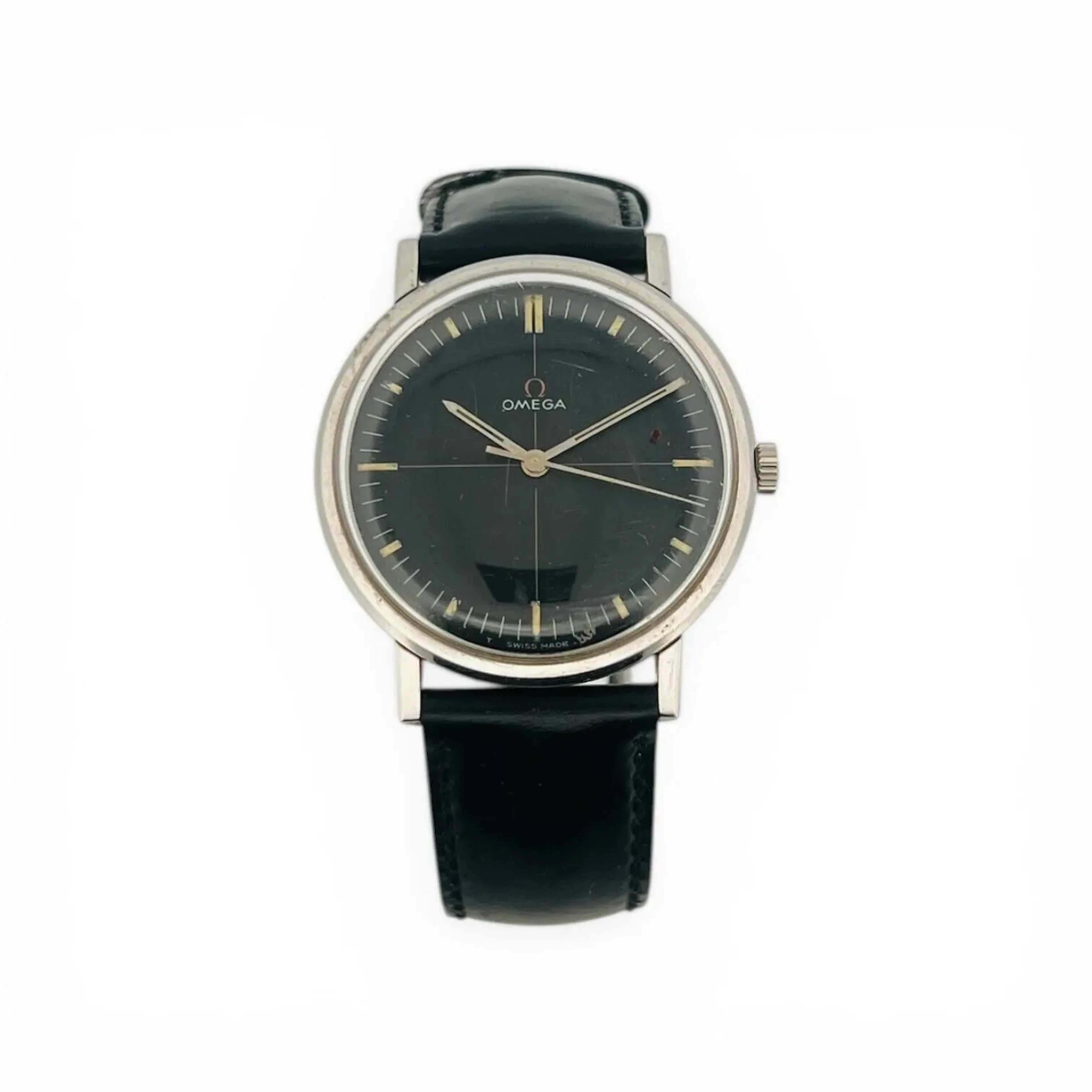 OMEGA Montre-bracelet en acier, cadran noir mat à cross-hair central blanc, minuterie traits blancs et index des heures rectangles luminescents (tritium), aiguilles argentées. Couronne signée. Fond de boitier clipé en acier, à l’intérieur signé Omega référence 131.019. Mouvement mécanique à remontage manuel signé Omega calibre 601 numéroté 23679835. Bracelet en cuir, boucle ardillon en métal argenté. Montre fonctionnelle lors de l’expertise, sans garantie de fonctionnement futur et d’état des pièces. Rayures au boitier, légers manques de matière luminescente au cadran. Vers 1966 Diamètre 34 mm