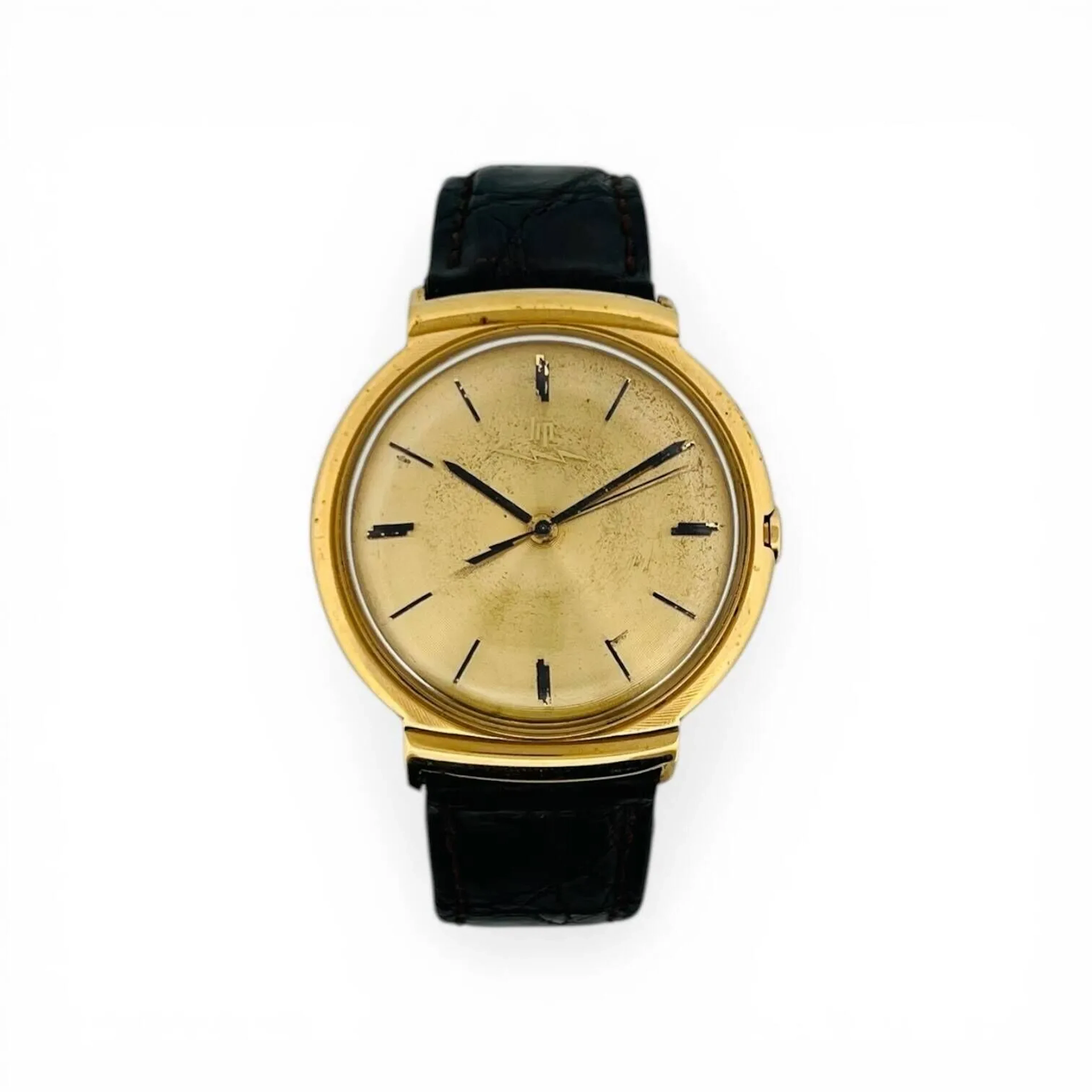 LIP ELECTRONIC Montre-bracelet en or 18K (750 millièmes), cadran doré azuré, index des heures en appliques dorées peintes noires, aiguilles dorées et noires, contrepoids de l’aiguille de la seconde éclair. Fond de boitier en or 18K (750 millièmes) signé LIP, numéroté 89790. Mouvement électro-mécanique. Bracelet en cuir noir, boucle ardillon en métal doré. Montre non fonctionnelle lors de l’expertise, sans garantie de fonctionnement futur et d’état des pièces. Rayures au boitier, quelques traces au cadran. Vers 1970 Poids brut 39,4 g Diamètre 35 mm