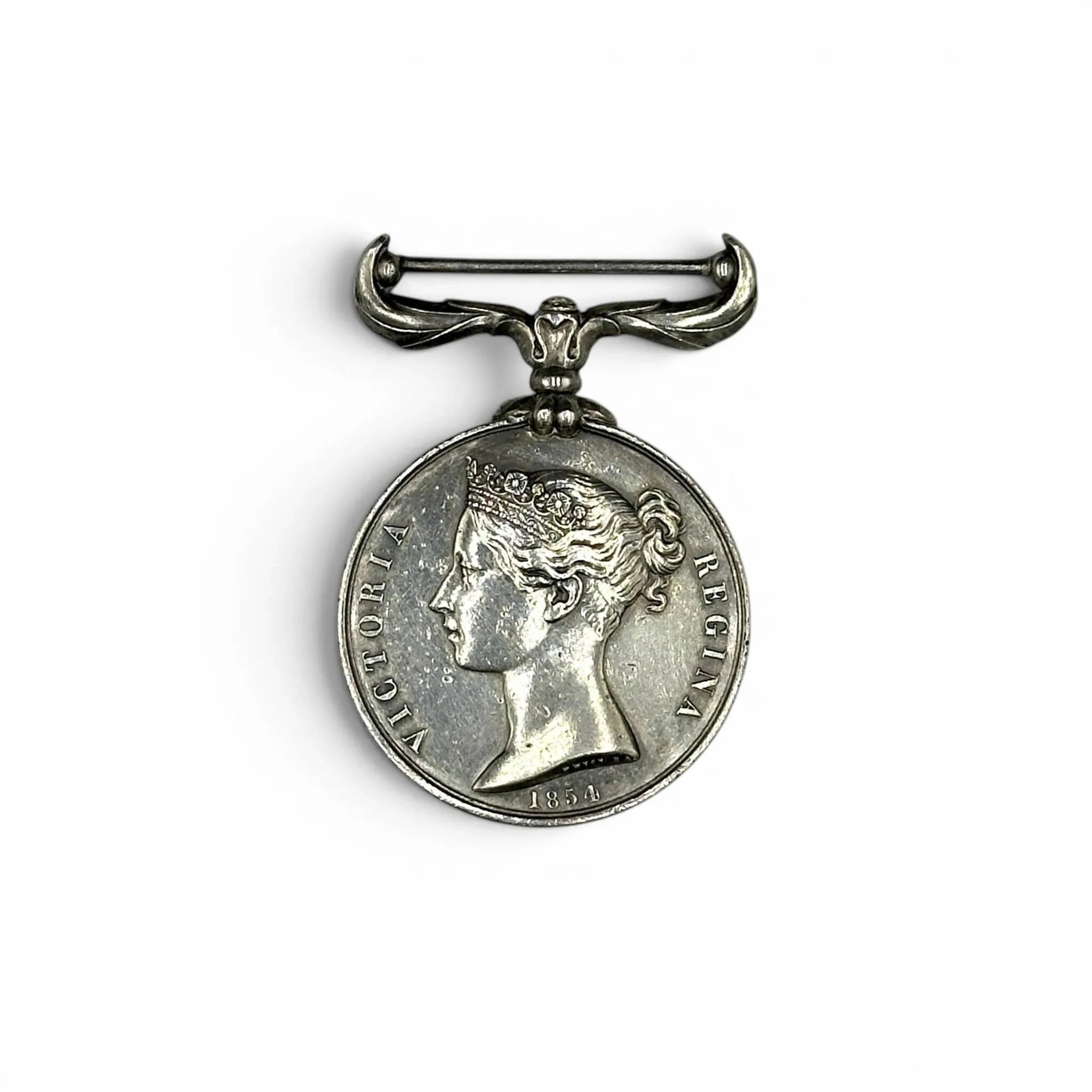 Médaille de Crimée, en argent, d après B. WYON, avers au profil de la Reine Victoria couronnée, « Victoria Regina 1854 », sur le revers allégorie de la victoire et « Crimea ». PB : 36,1 gr Diamètre. 36 mm Sans ruban