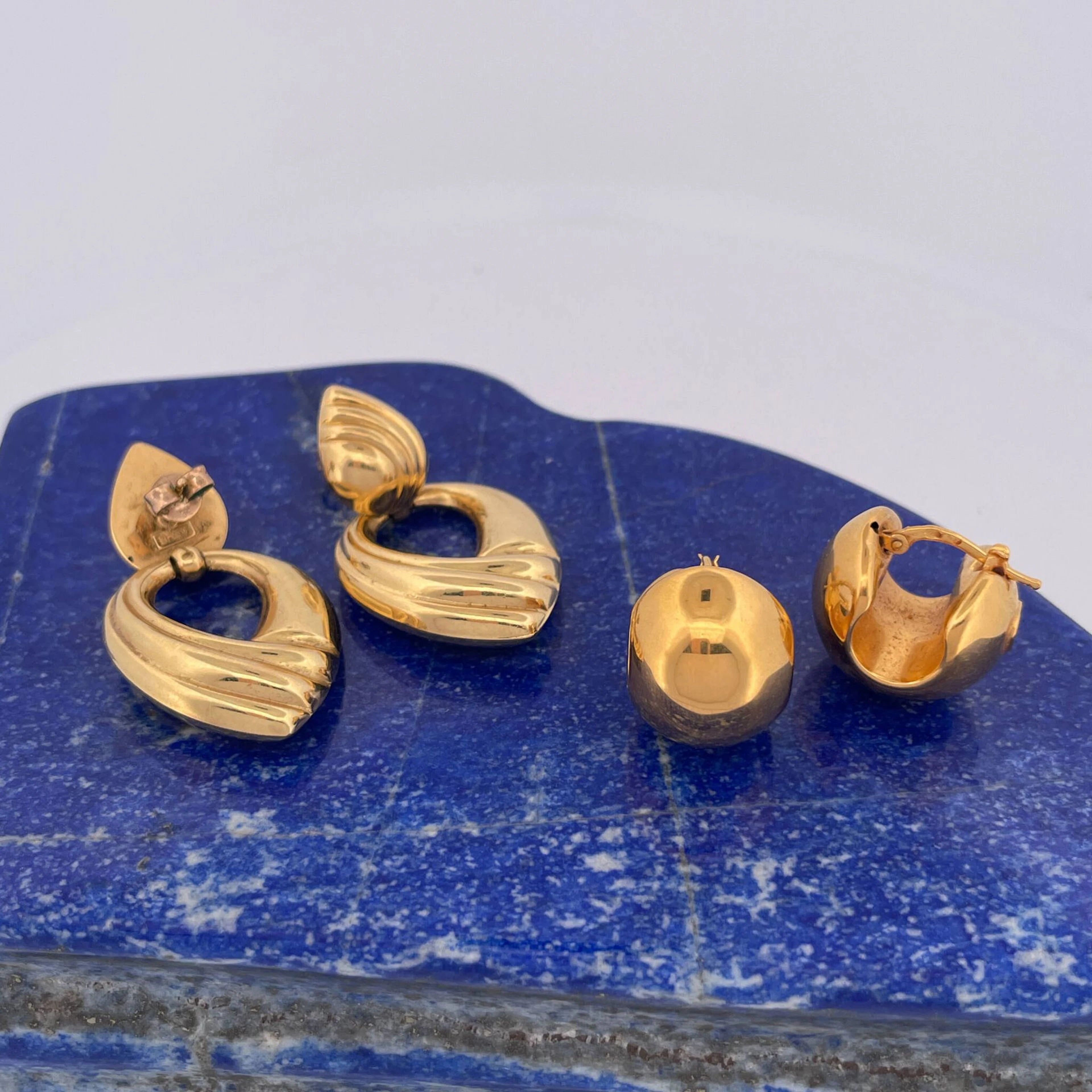 Two pairs of yellow gold (750) earrings with a fluted design - Lot 125