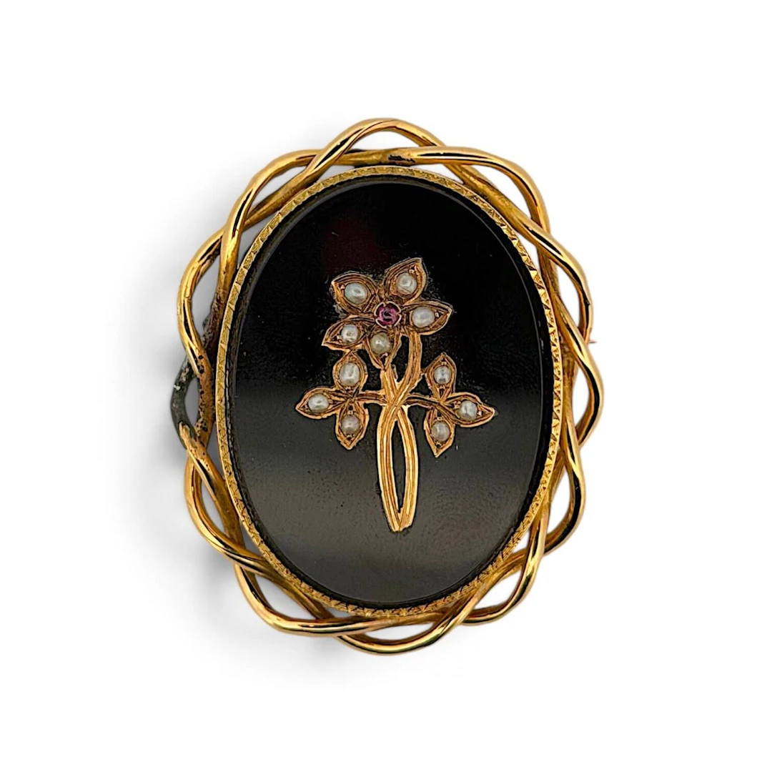 Oval yellow gold (750) brooch, openwork and chased, adorned - Lot 319