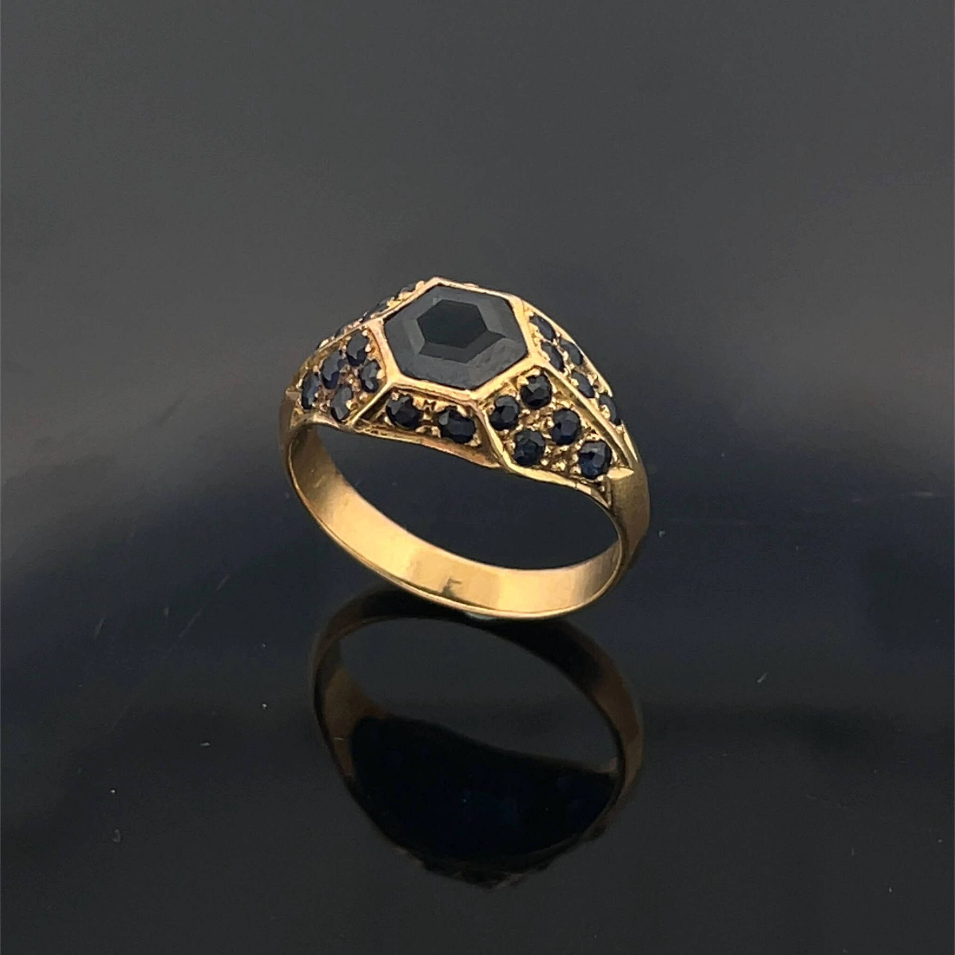 Small yellow gold (750) ring set with hexagonal and round sa - Lot 140
