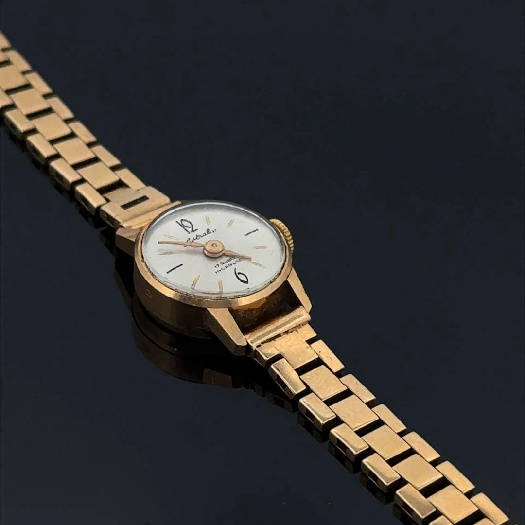 Round ladies' watch in yellow gold (750). Cream-colored dial - Lot 238