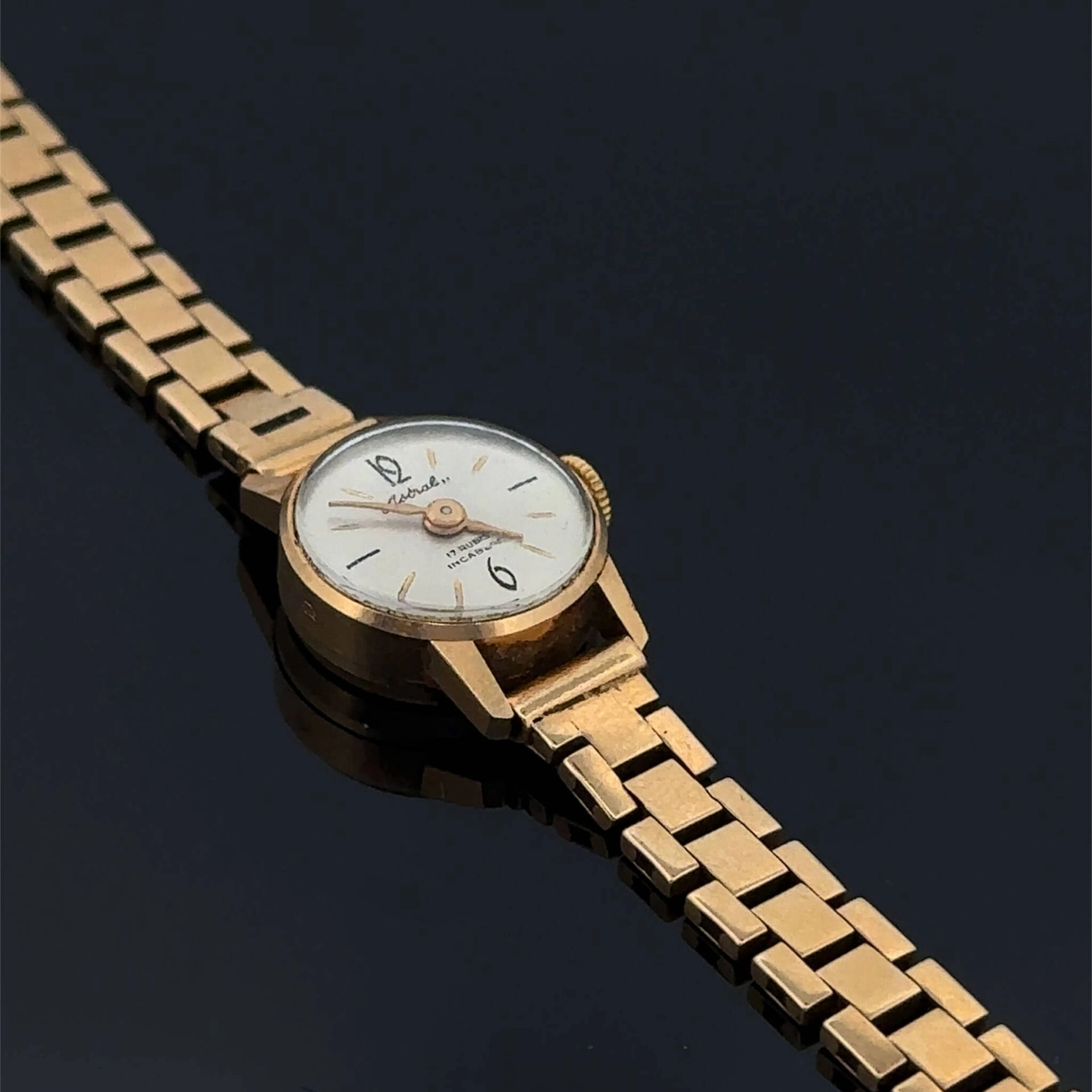 Round ladies' watch in yellow gold (750). Cream-colored dial - Lot 238