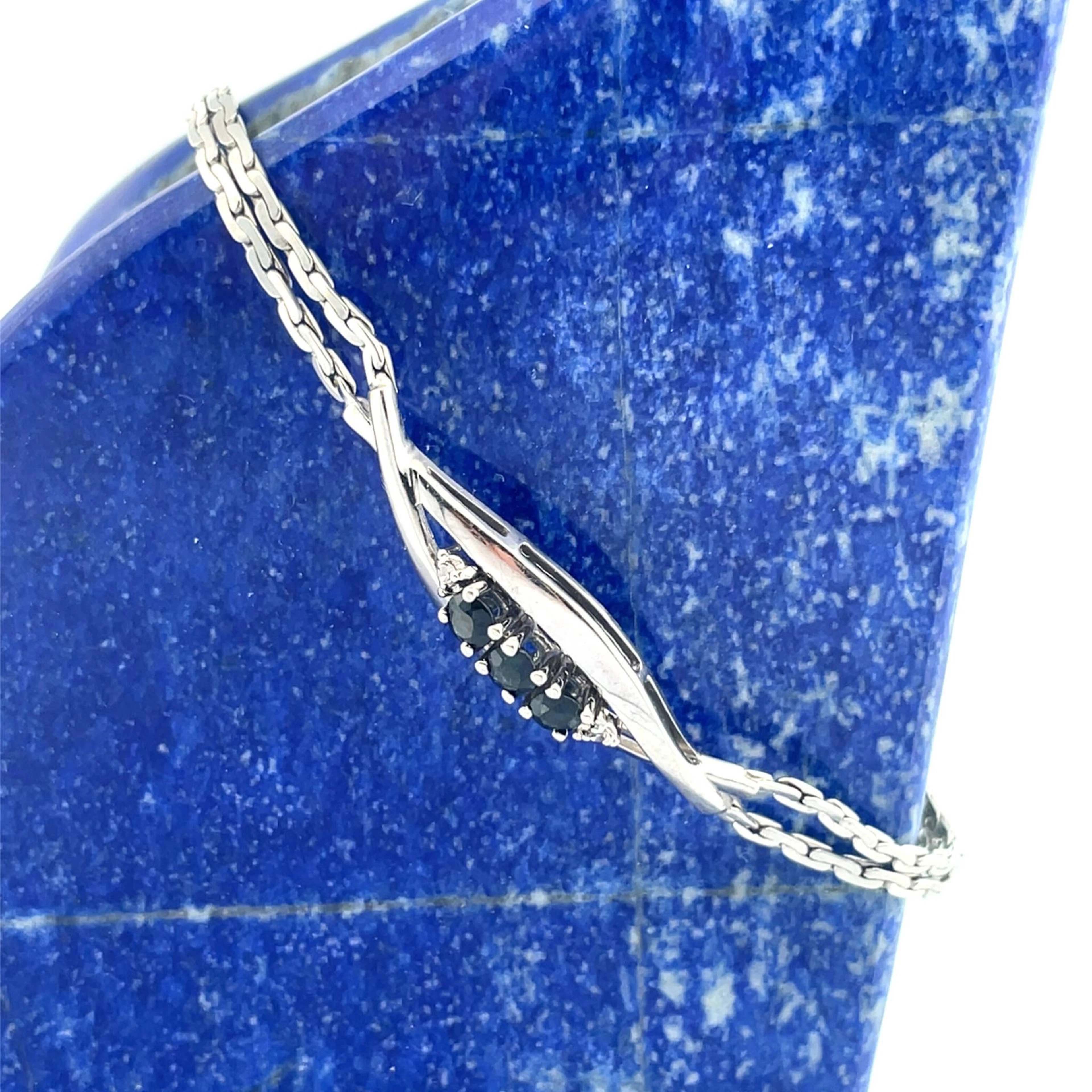 Openwork white gold (750) bracelet with flat links; the moti - Lot 31