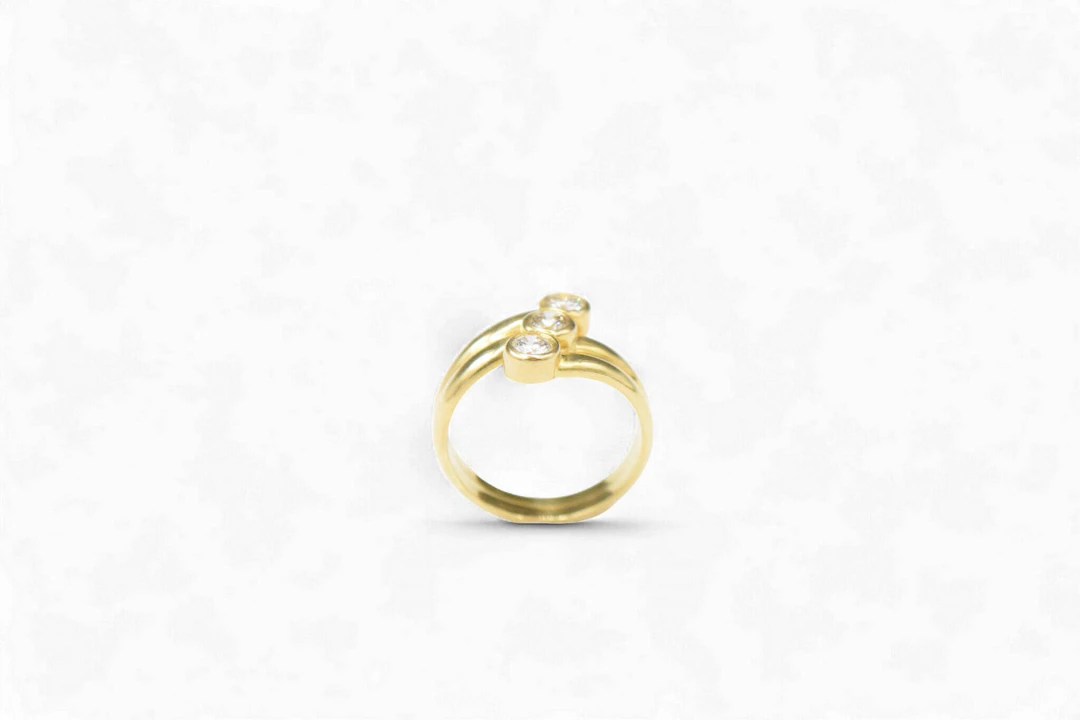 18K yellow gold (750) double-band ring set with three brilli - Lot 184