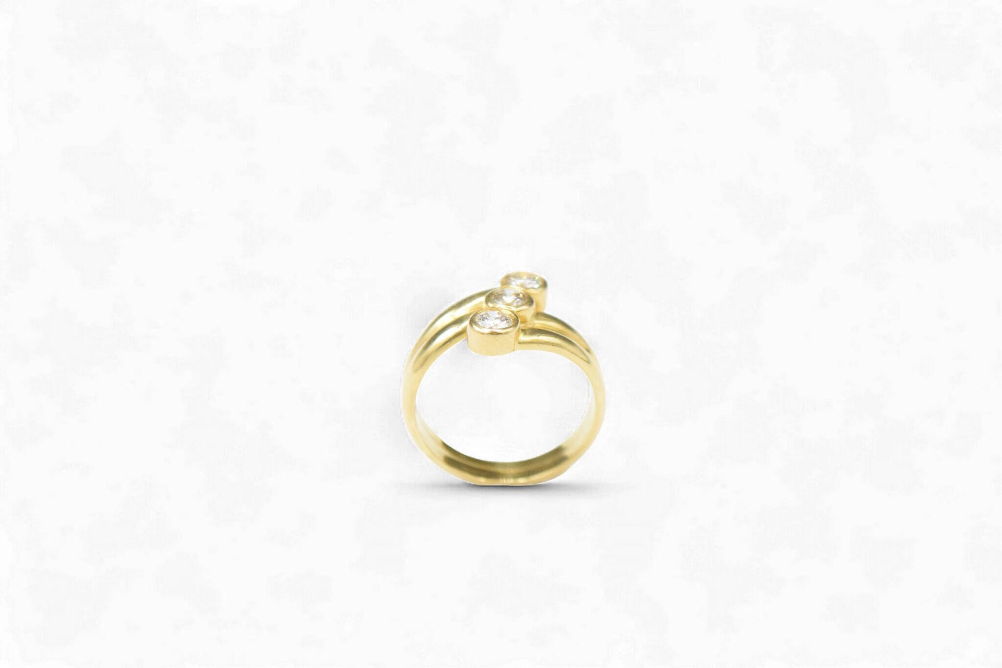 18K yellow gold (750) double-band ring set with three brilli - Lot 184