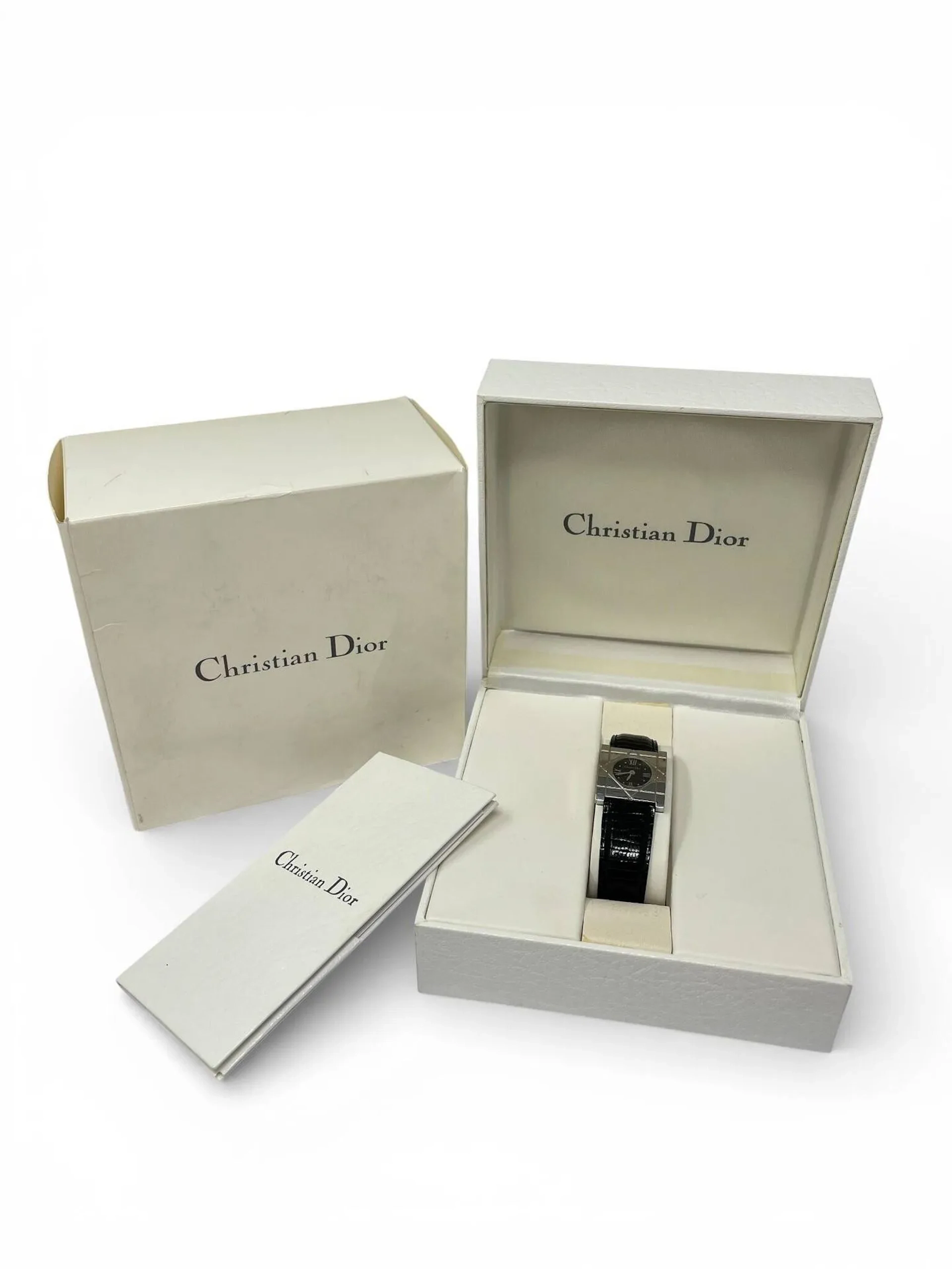 Christian DIOR Montre bracelet de dame modèle "Cool carré", boîtier en métal argenté, cadran circulaire noir signé à chiffres romains pour les heures. Signé et numéroté. Bracelet en lézard noir. Mouvement à quartz Avec son certificat, sa boîte et surboîte