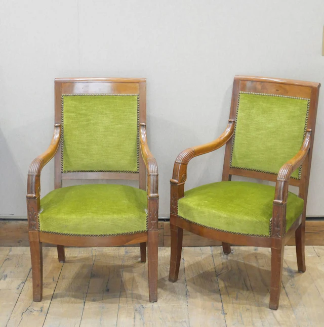 Pair of mahogany armchairs with molded and carved details, s - Lot 368