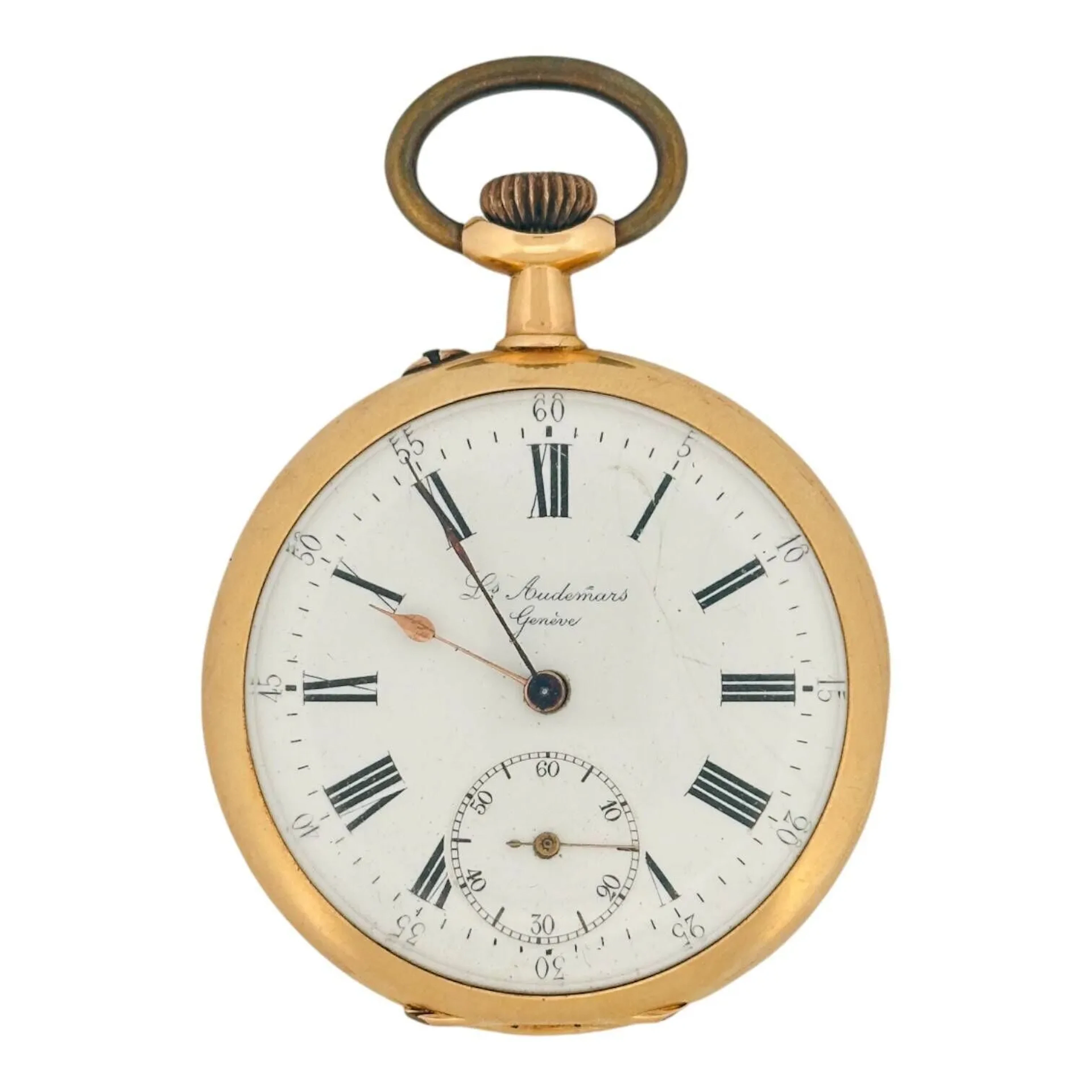 LOUIS AUDEMARS GENÈVE Montre de poche en or 18K (750 millièmes), cadran en émail blanc, minuterie traits noirs, index des heures chiffres romains en décalques noires, aiguilles poiresdorées, petite seconde à six heures. Fond de boitier à charnière en or 18K (750 millièmes) décoré d’initiales en appliques en or 18K (750 millièmes), à l’intérieur blason Louis Audemars, cache-poussières en or 18K (750 millièmes), mention Louis Audemars Genève N°123024, gravure des médailles d’observatoire. Mouvement mécanique à remontage manuel au pendant signé Audemars Genève, échappement à ancre. Montre fonctionnelle lors de l’expertise, sans garantie de fonctionnement futur et d’état des pièces. Rayures au boitier et au verre, enfoncements au boitier, fêles et accidents au cadran. Vers 1900 Diamètre 51 mm Poids brut 96,1 grammes