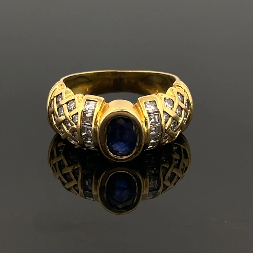 Yellow gold (750) ring set with an oval sapphire in a closed - Lot 139
