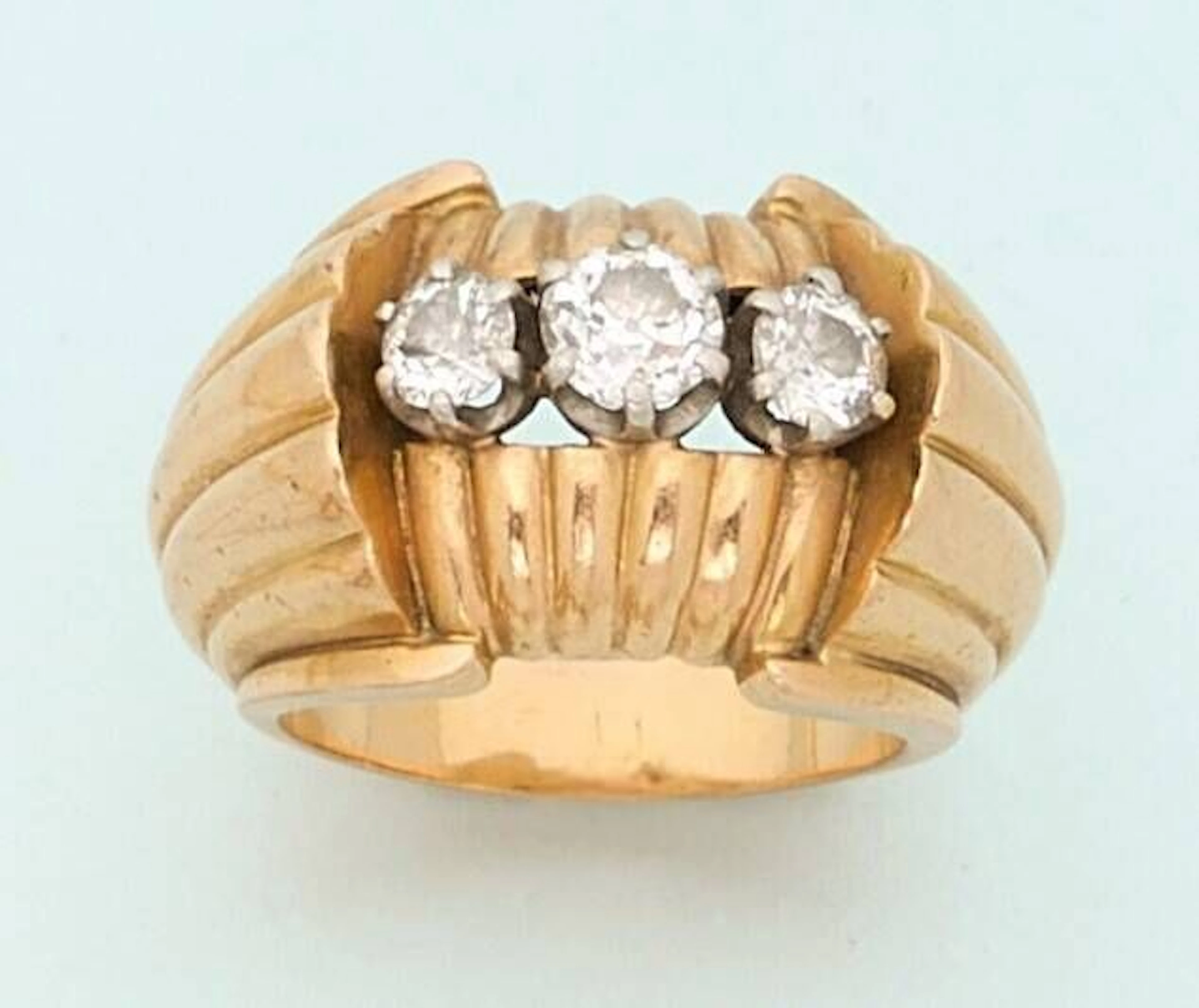 18k rose gold (750e) signet ring with a fluted band, featuri - Lot 52