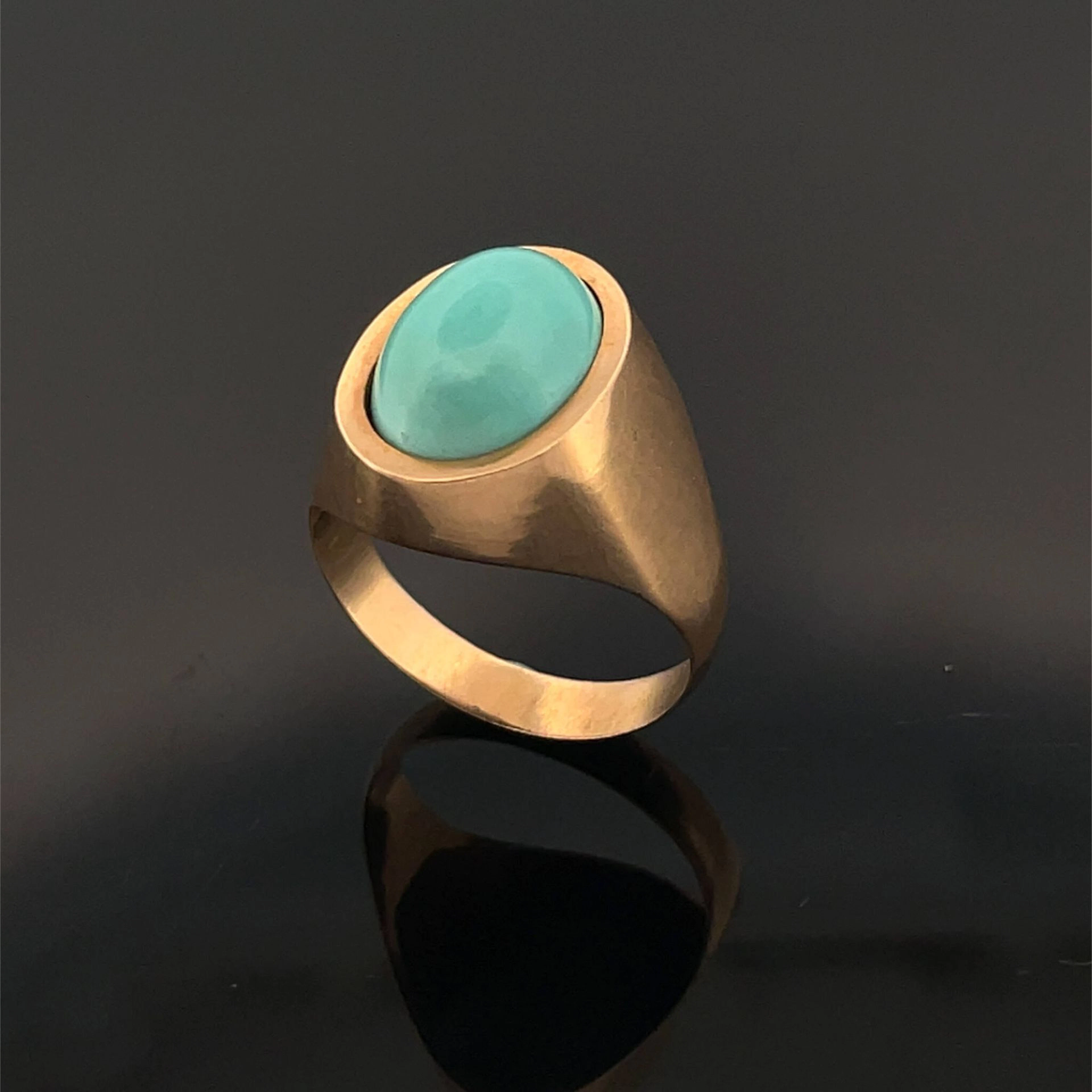 Yellow gold (750) ring set with an oval-shaped cabochon turq - Lot 126