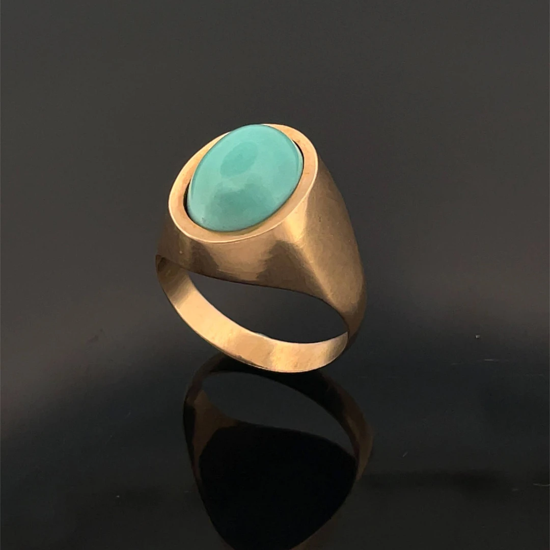 Yellow gold (750) ring set with an oval-shaped cabochon turq - Lot 126