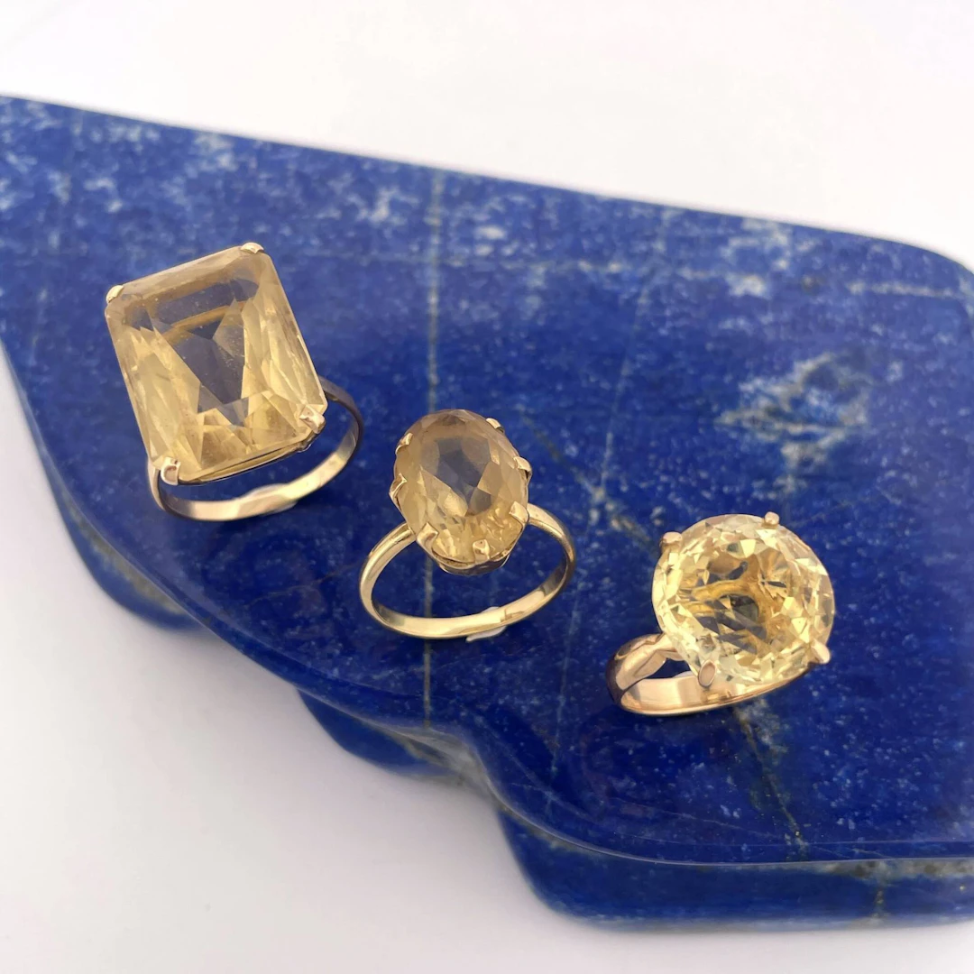 Three yellow gold (750) rings set with three citrines in rou - Lot 107