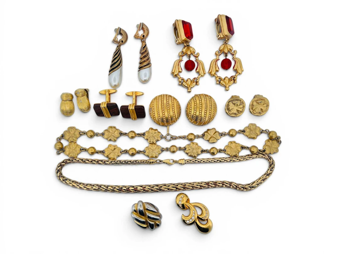 Set of vintage costume jewelry consisting of: - Lot 153