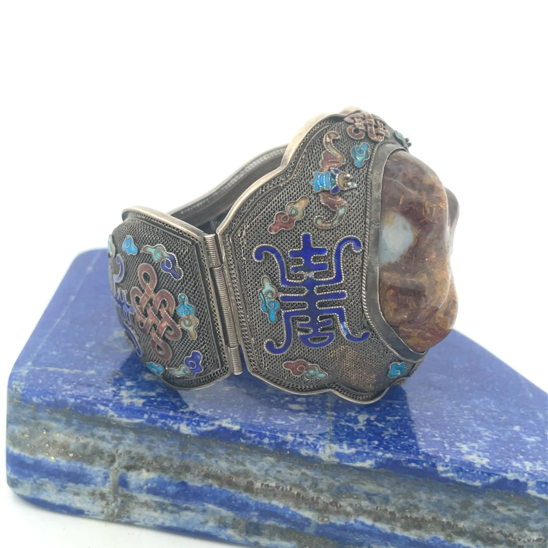 A substantial silver (at least 800) cuff bracelet with filig - Lot 102