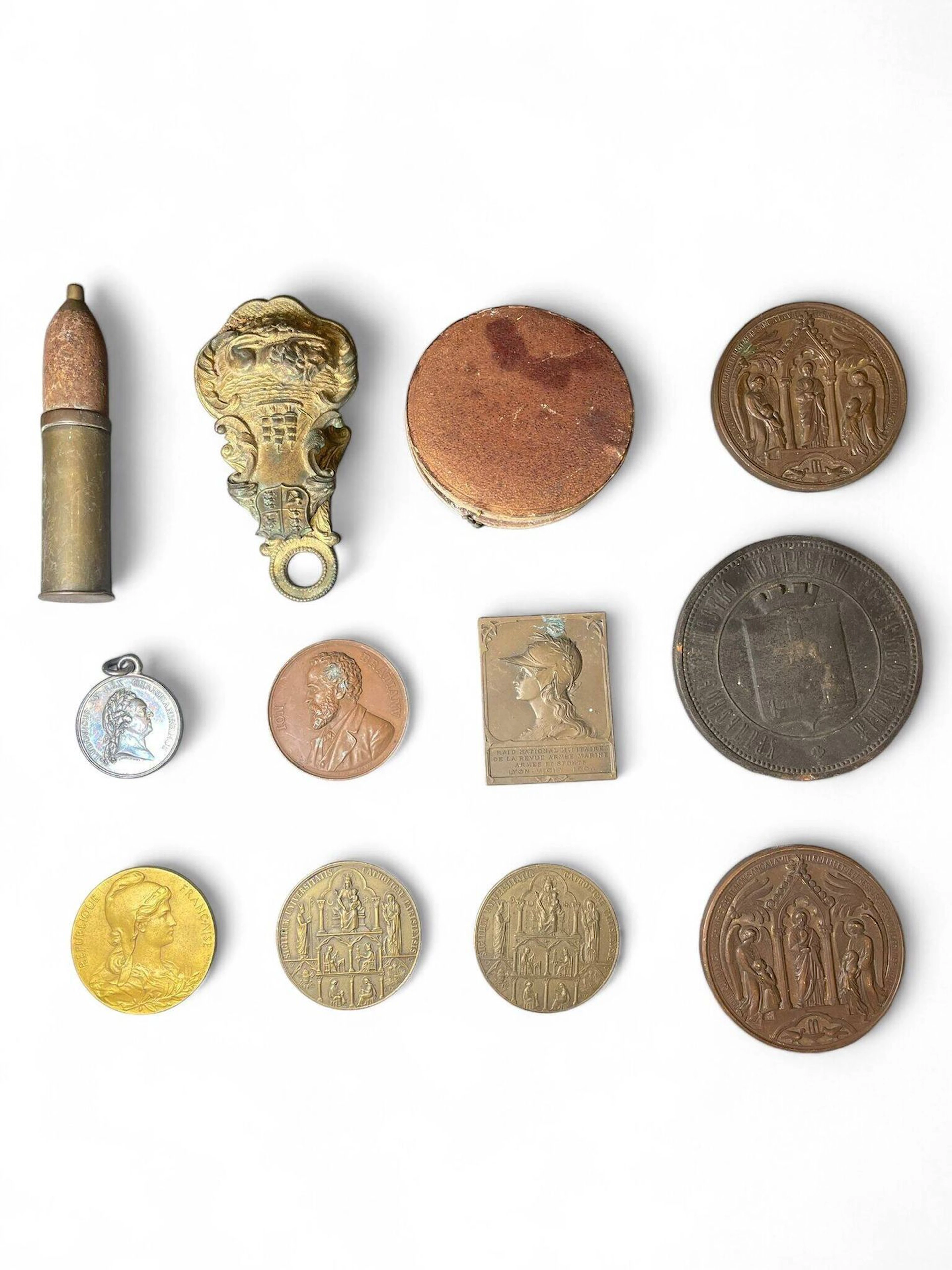 Lot de médailles en bronze comprenant la médaille commémorative de l'Exposition Industrielle Sibero-ouralienne de 1887, les autres à thème principalement religieuses, briquet de poilus, pince à courrier,...