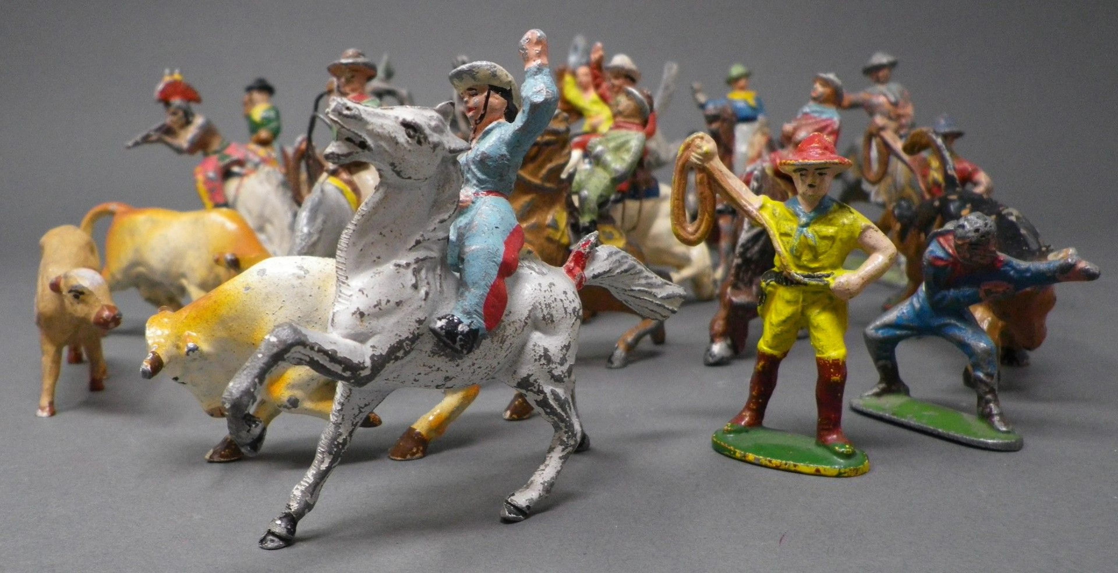 QUIRALU & DIVERS - INDIENS & COW-BOYS (1936-1960) - figurines diverses : indiens, cow-boys, dont cavaliers et scènes de rodéo - élements de décor : tentes indiennes, feux, bison, taureaux Plus de 40 pièces. Bibliographie : Les jouets Quiralu 1933-1964 - R. Alazet - J. Borsarello - H. Giroud - Ed° J. Granchet Paris. Jouets anciens pouvant présenter des manques de peinture, des chocs ou des manques, y compris pour les conditionnements éventuels. Vendus en l'état et sans réclamations.