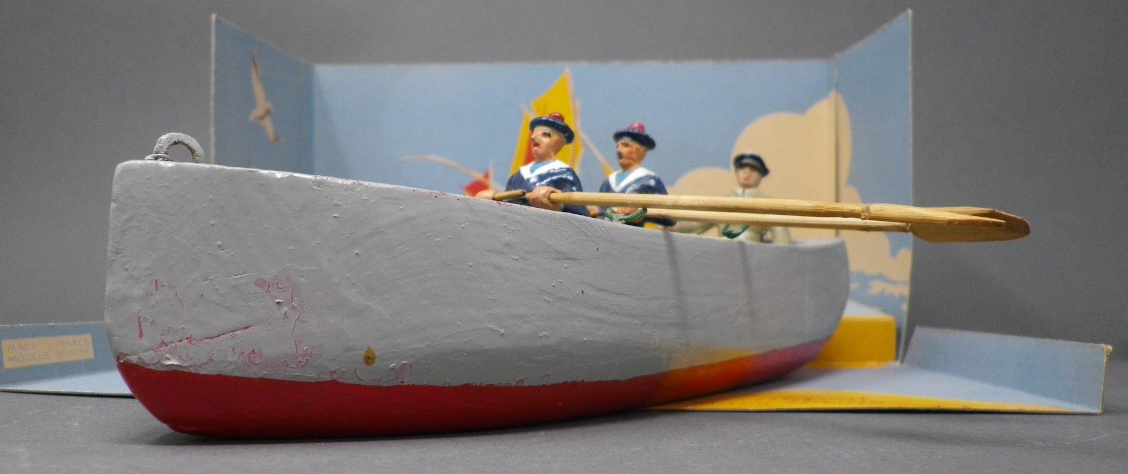 QUIRALU - BARQUE CHAMARE - Baleinière 1950-1960 Barque petit modèle avec deux marins rameurs et un officier. Dans sa boîte d'origine. Modèle évoqué p. 110 - Bibliographie : Les jouets Quiralu 1933-1964 - R. Alazet - J. Borsarello - H. Giroud - Ed° J. Granchet Paris. Jouet ancien pouvant présenter des manques de peinture, des chocs ou des manques, y compris pour les conditionnements éventuels. Vendu en l'état et sans réclamations.