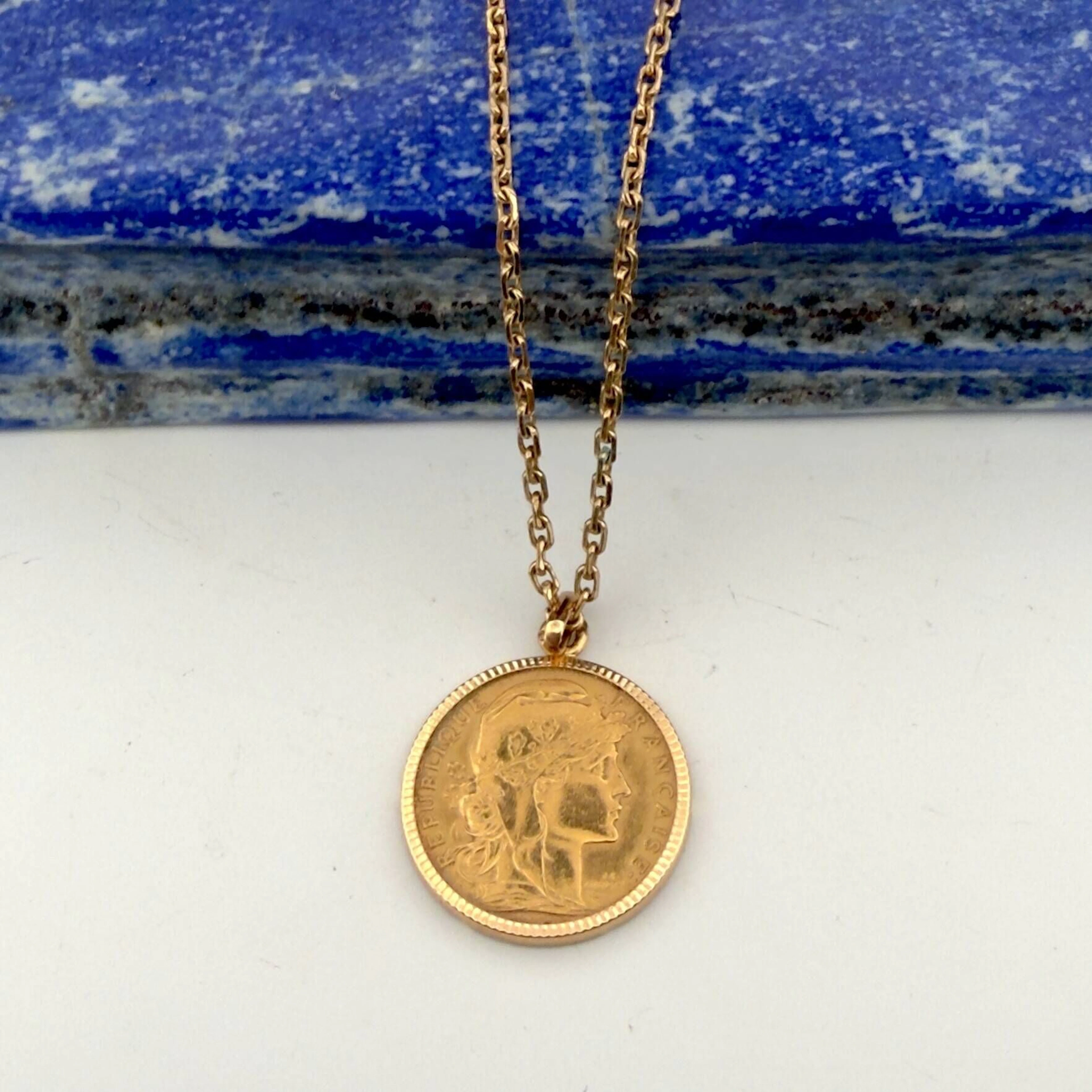 Guilloché yellow gold (750) pendant holding a 20F Marianne ( - Lot 77