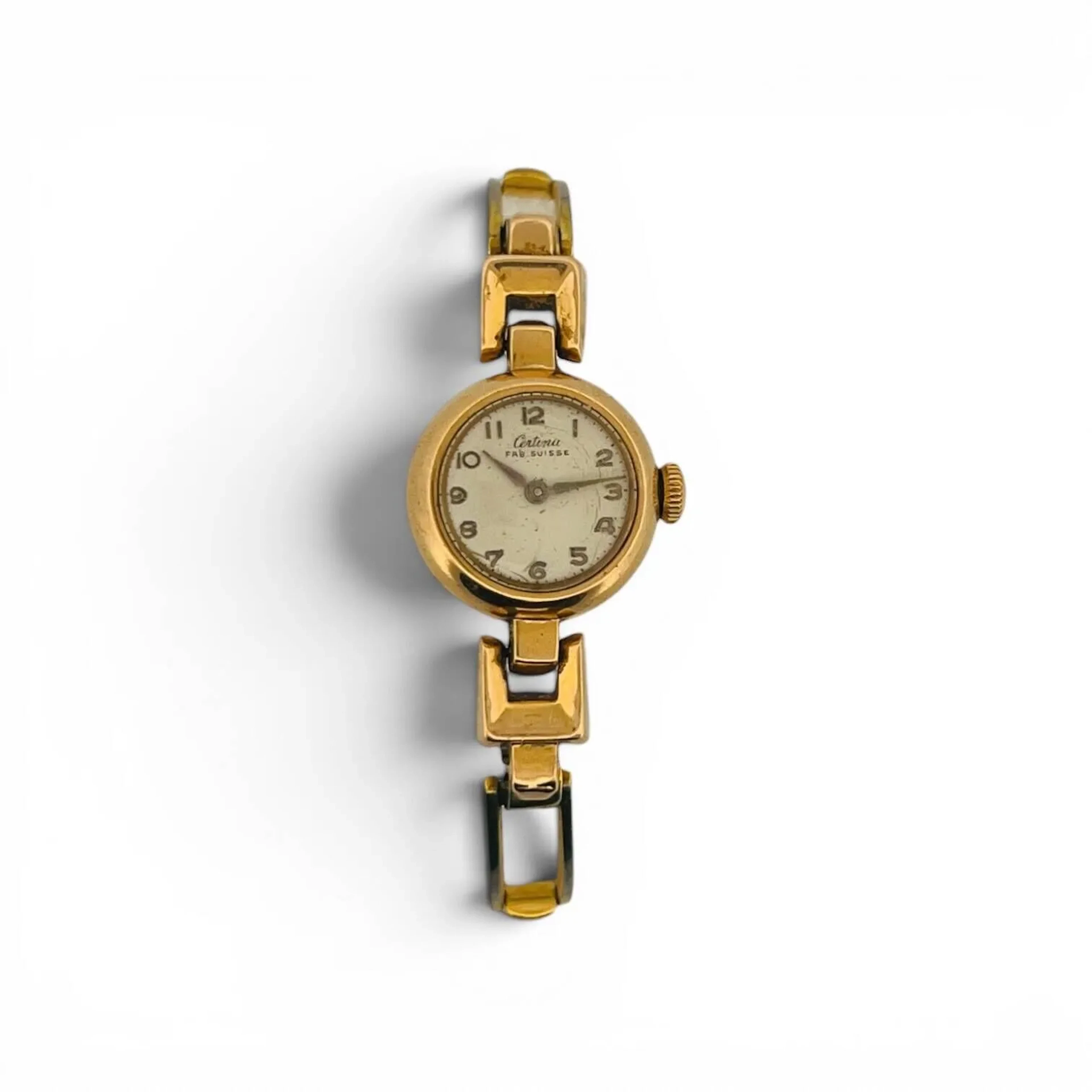 CERTINA Montre bracelet de dame en or jaune (750), cadran à chiffres arabes dorés appliqués pour les heures, fond de boîtier en or jaune (750). Bracelet à maille articulé en métal doré. Mouvement mécanique à remontage manuel Titre: Tête d'aigle Diam. 18 mm - Poids brut: 16,44 gr Montre fonctionnelle au moment de l'expertise, rayures, accident au verre