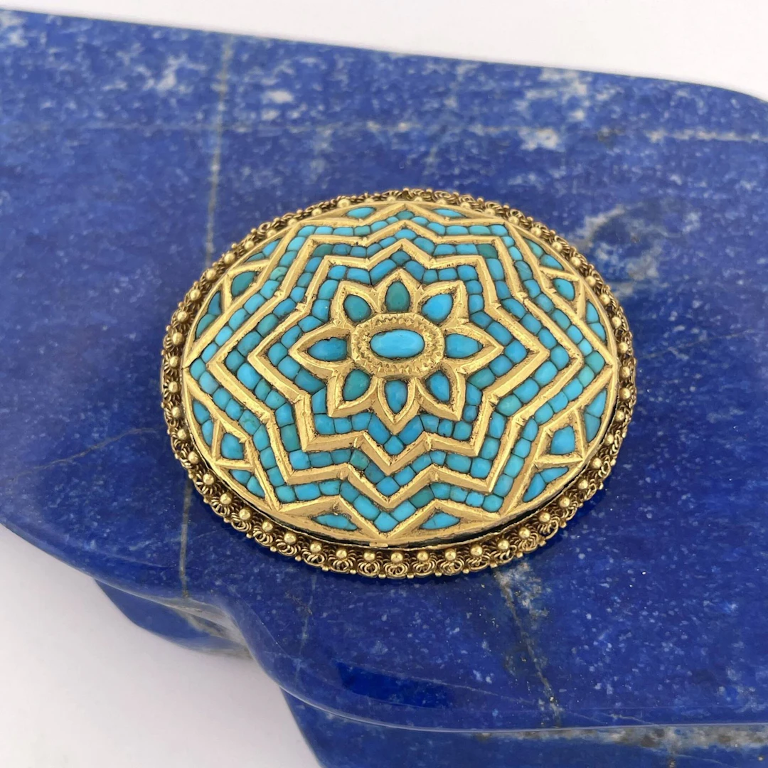 Oval brooch in yellow gold (750) adorned with rows of caboch - Lot 273