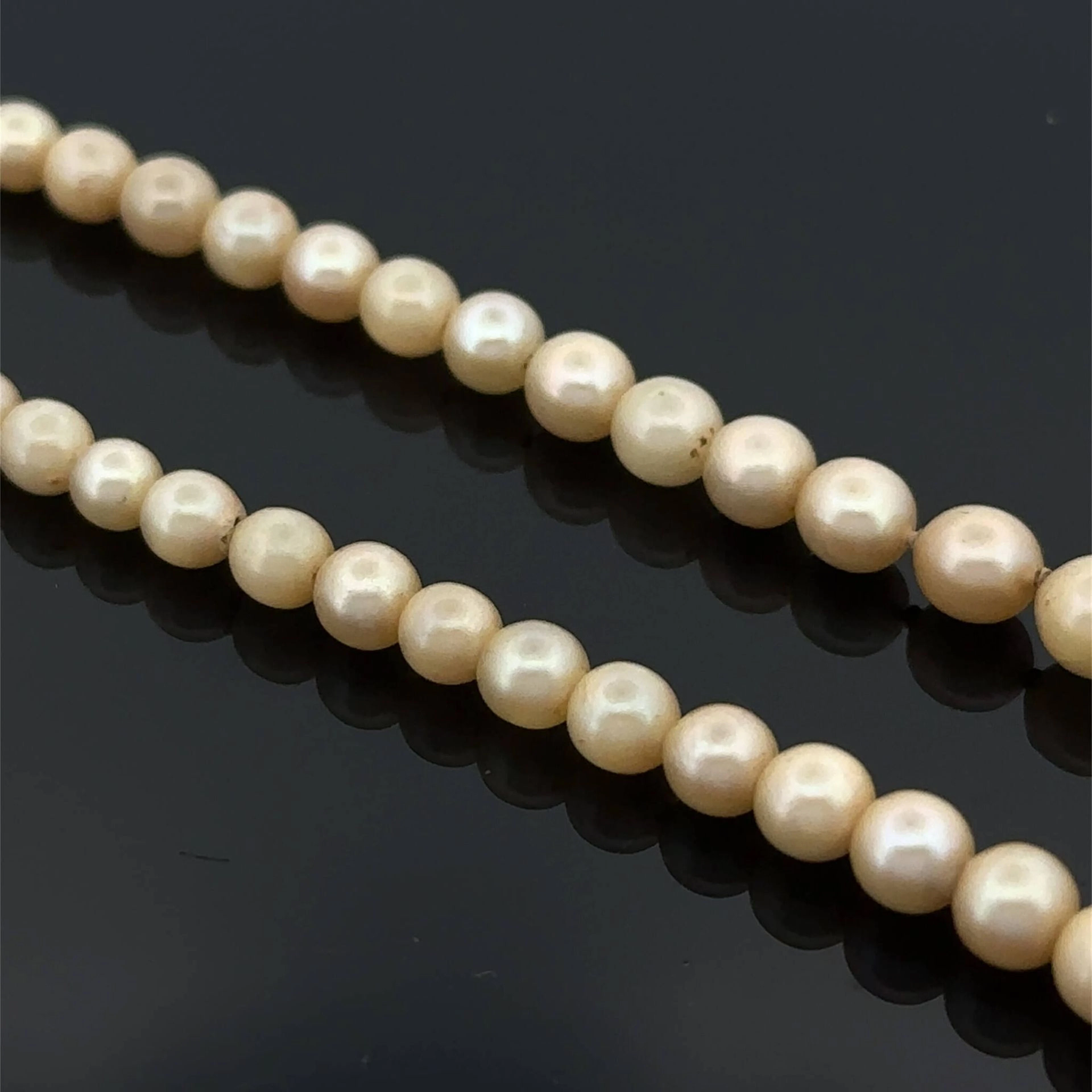 Necklace consisting of a single strand of cream-colored, cas - Lot 294
