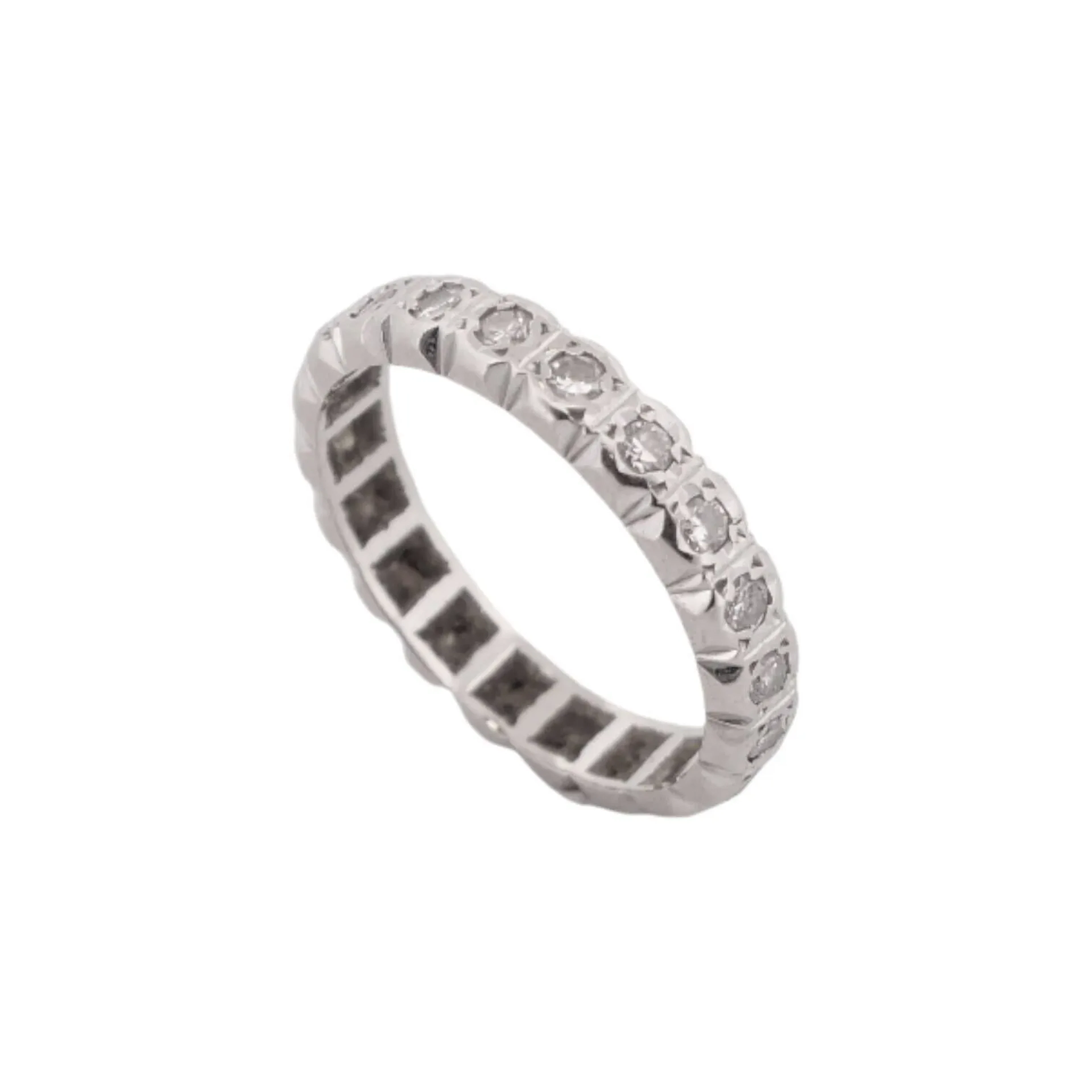 Alliance américaine en or blanc composée de dix-neuf petits diamants taille brillant serti clos. Tour de doigt : 51.5 - Poids brut : 2.90 g