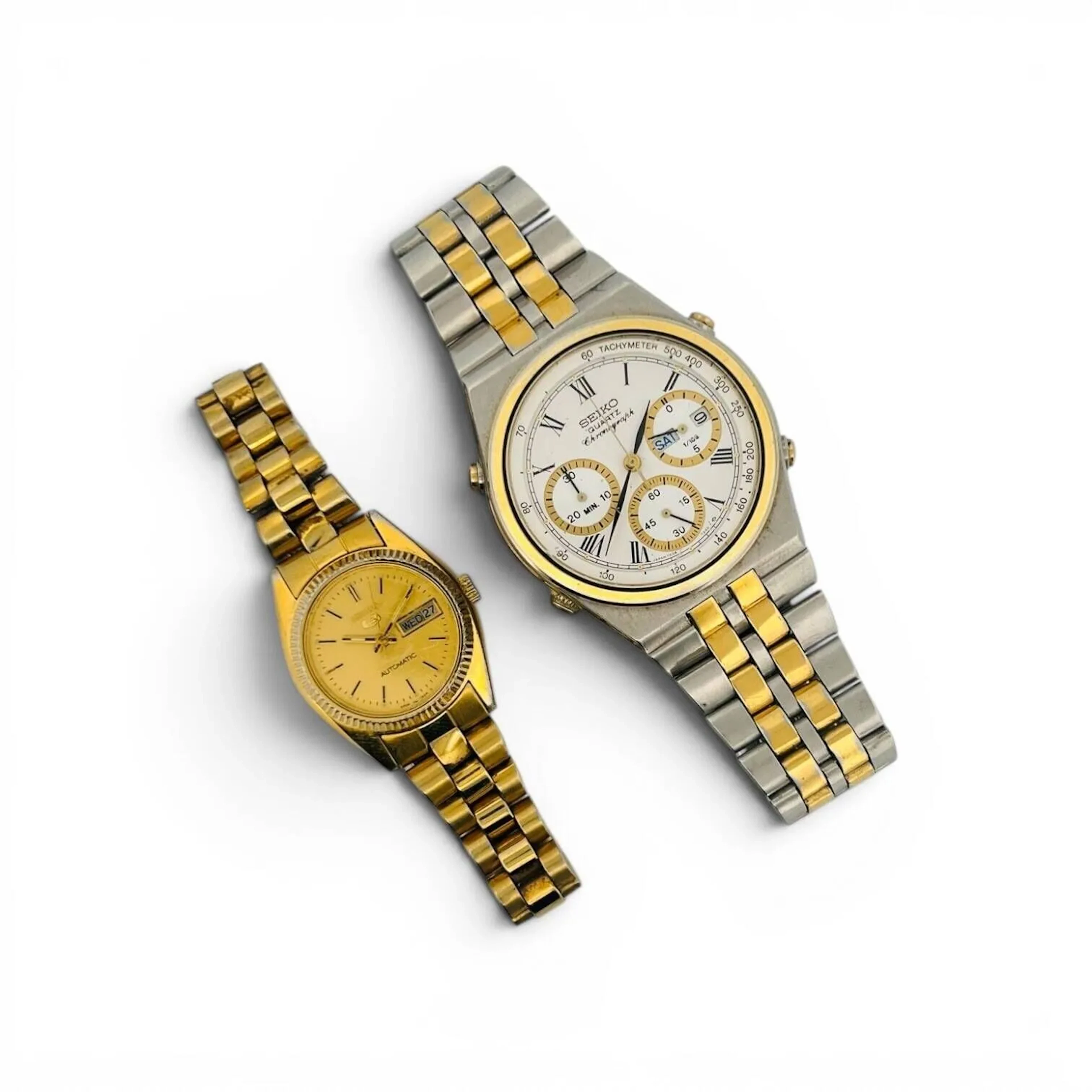 Lot de deux montres: - SEIKO Montre bracelet d'homme type chronographe en acier et métal doré à cadran blanc, chiffres romains pour les heures, lunette tachymètre et trois sous-cadrans. Fond de boîtier vissé en acier signé et numéroté 707166. Bracelet jubilee à boucle déployante en acier et métal doré numéroté B1627.E.. Mouvement quartz Diam. 38 mm Montre non fonctionnelle au moment de l'expertise, rayures - SEIKO Montre bracelet de dame en métal doré à cadran doré, index dorés appliqués pour les heures, guichet dateur à 3 heures. Fond de boîtier vissé en acier signé et numéroté 250450. Bracelet type président à boucle déployante numéroté B5528.E. Mouvement automatique Diam. 23 mm Montre fonctionnelle au moment de l'expertise, rayures à la glace et au métal