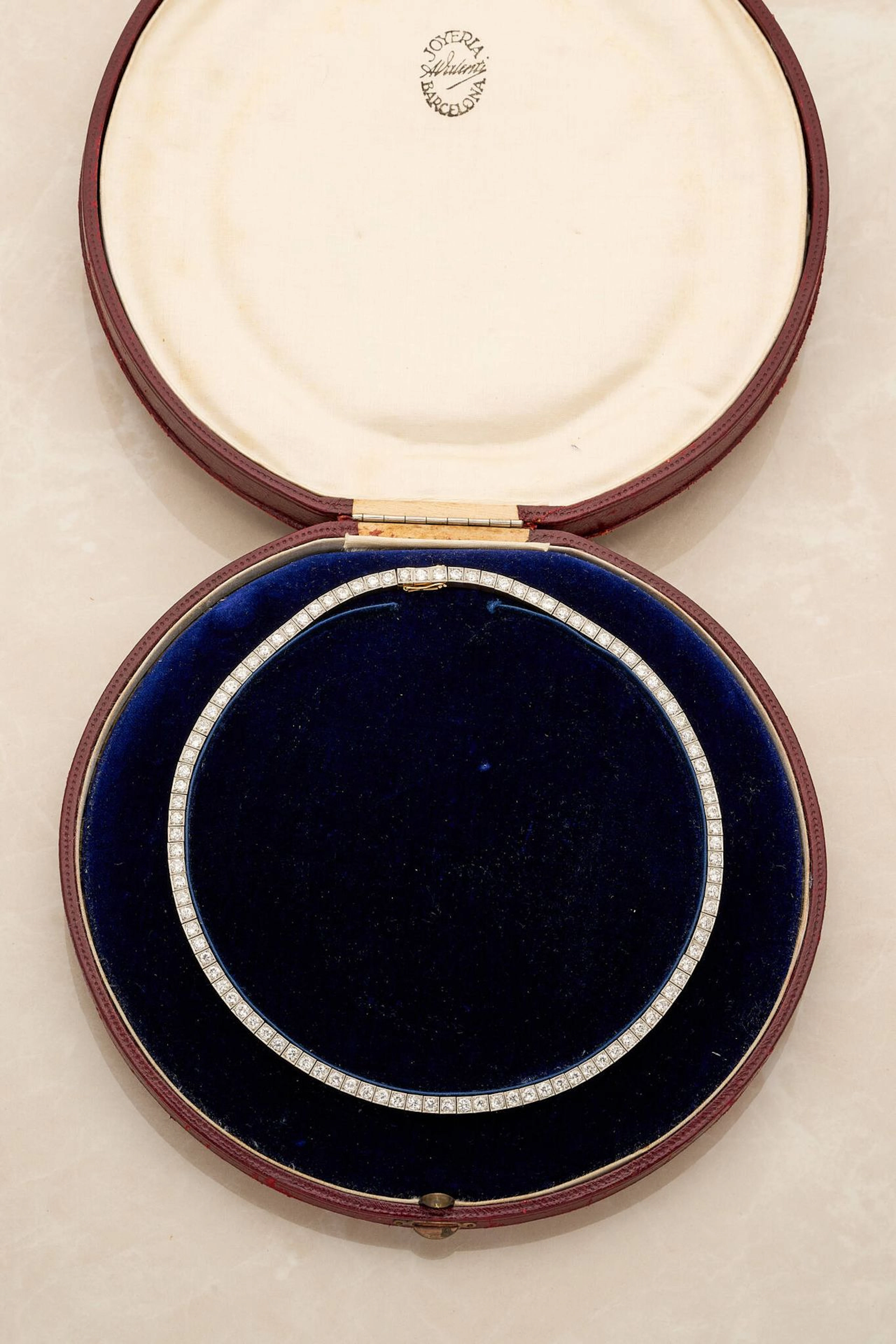 18k gold (750e) river-style necklace, adorned with a row of - Lot 126
