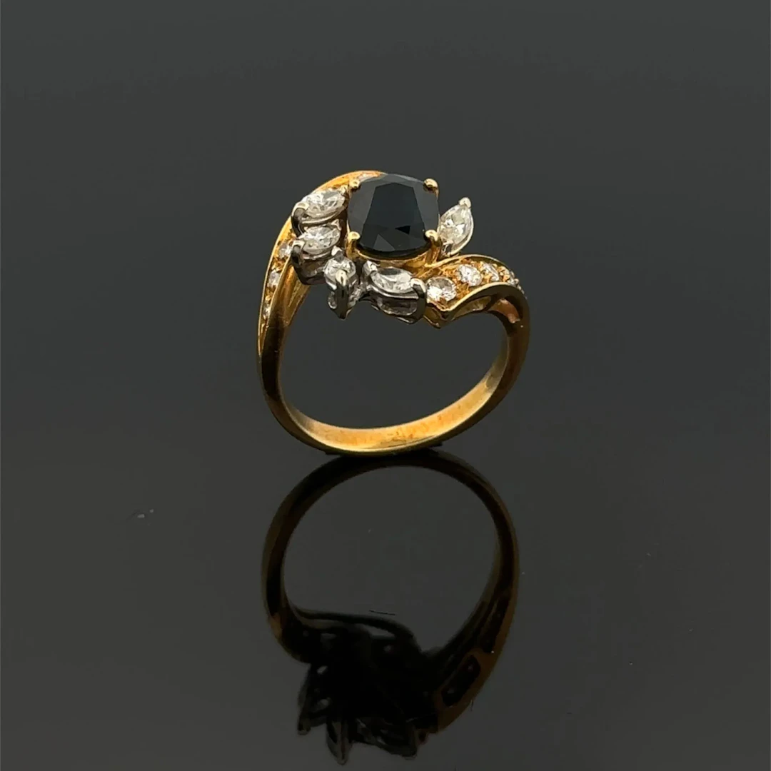 An ornate yellow gold (750) ring set with an oval sapphire a - Lot 277