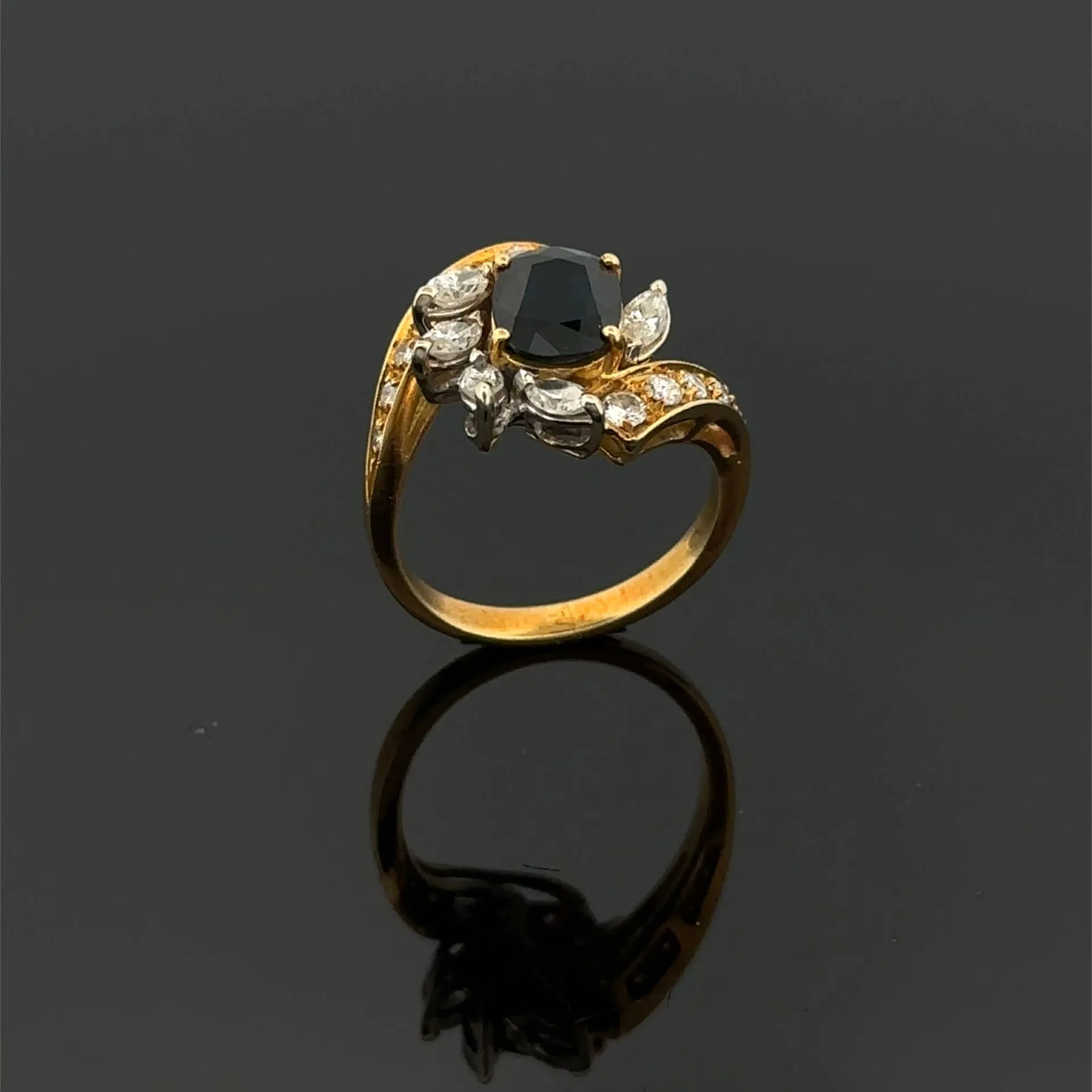 An ornate yellow gold (750) ring set with an oval sapphire a - Lot 277