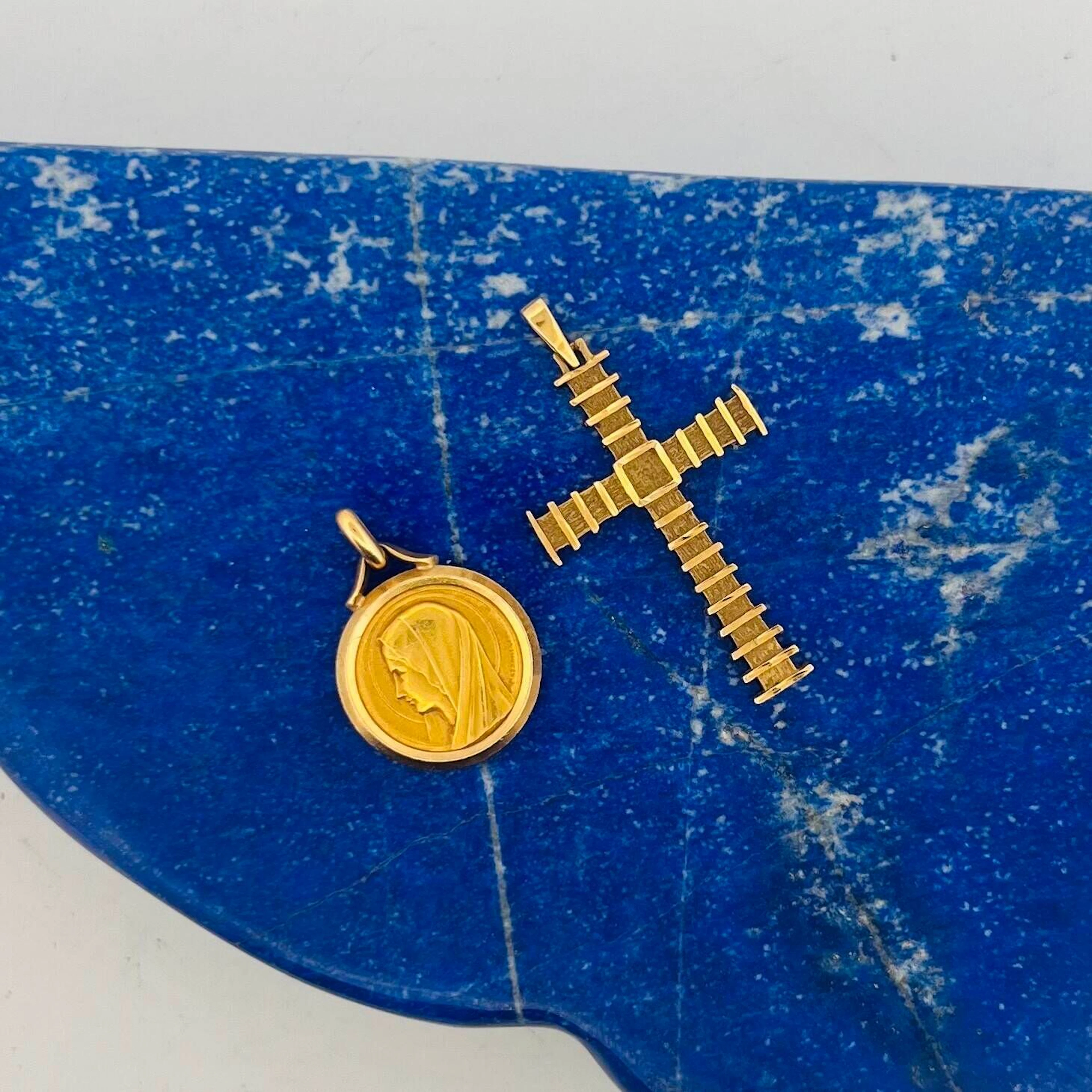 Two yellow gold (750) pendants featuring a cross and a medal - Lot 149