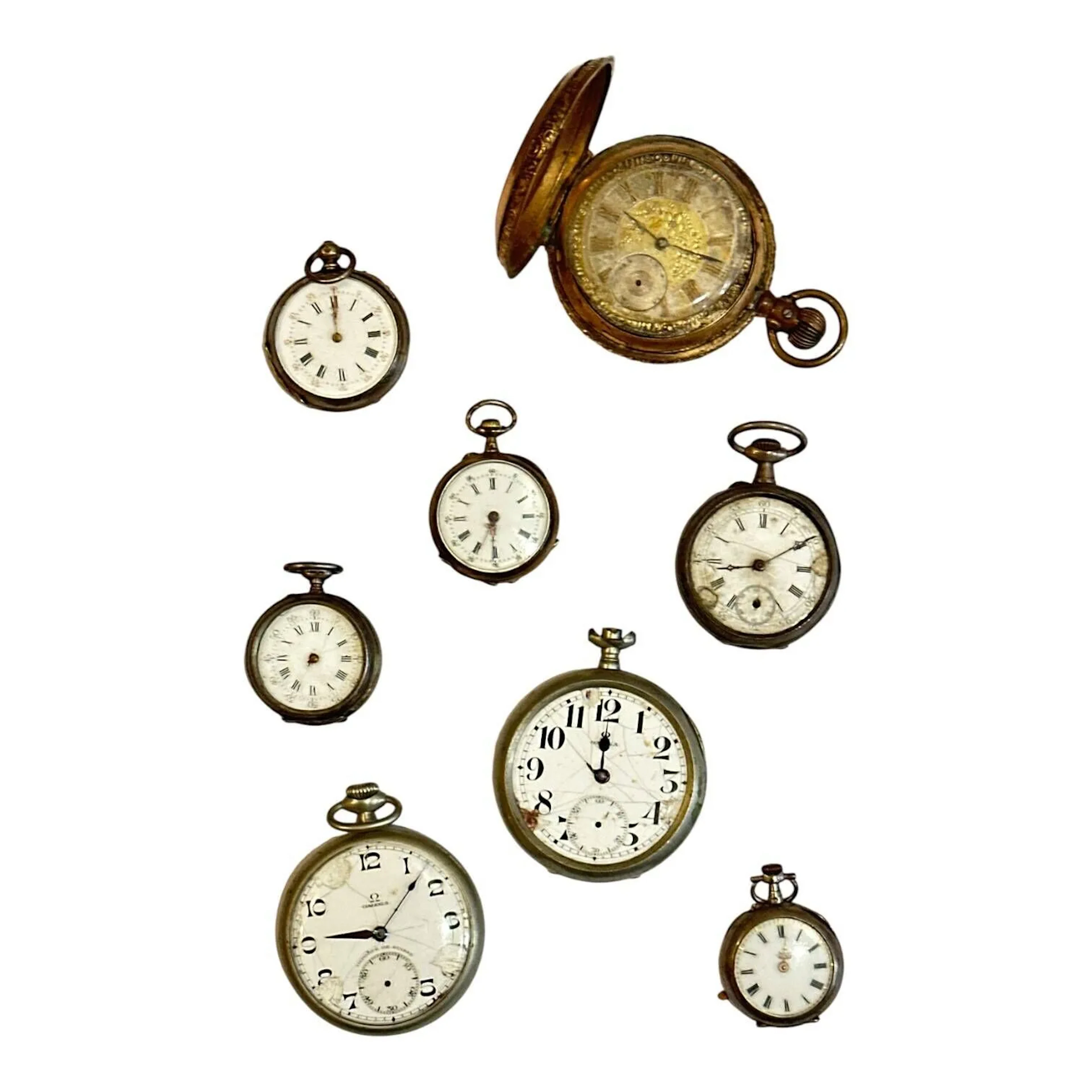 Huit épaves de montres de gousset ou de col, deux mouvements Omega. Les boîtes des cinq montre de col en argent, poinçons crabe. Poids brut des boîtes en argent : 148 g