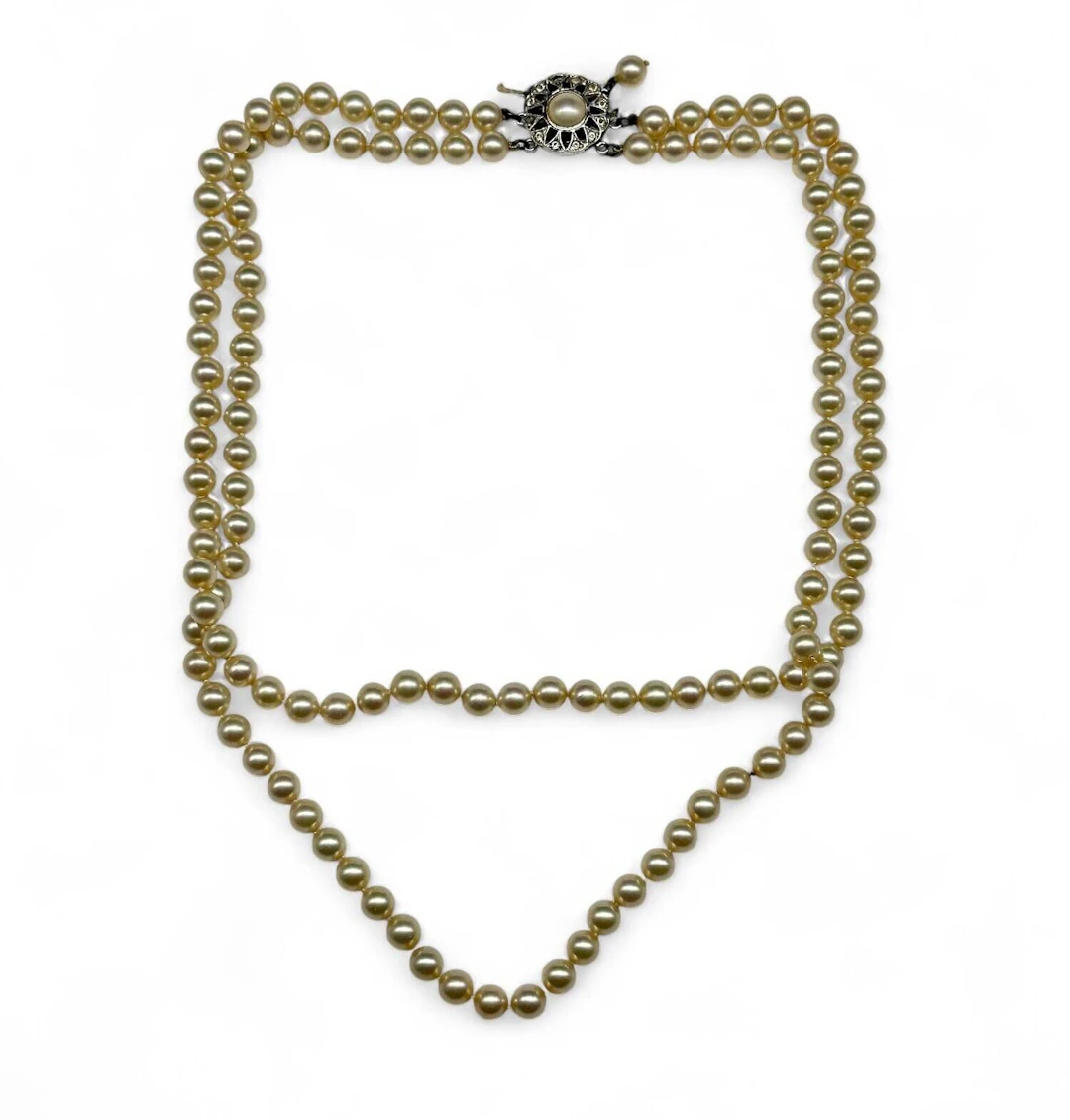 Necklace of three rows of cultured pearls (one missing), sil - Lot 227