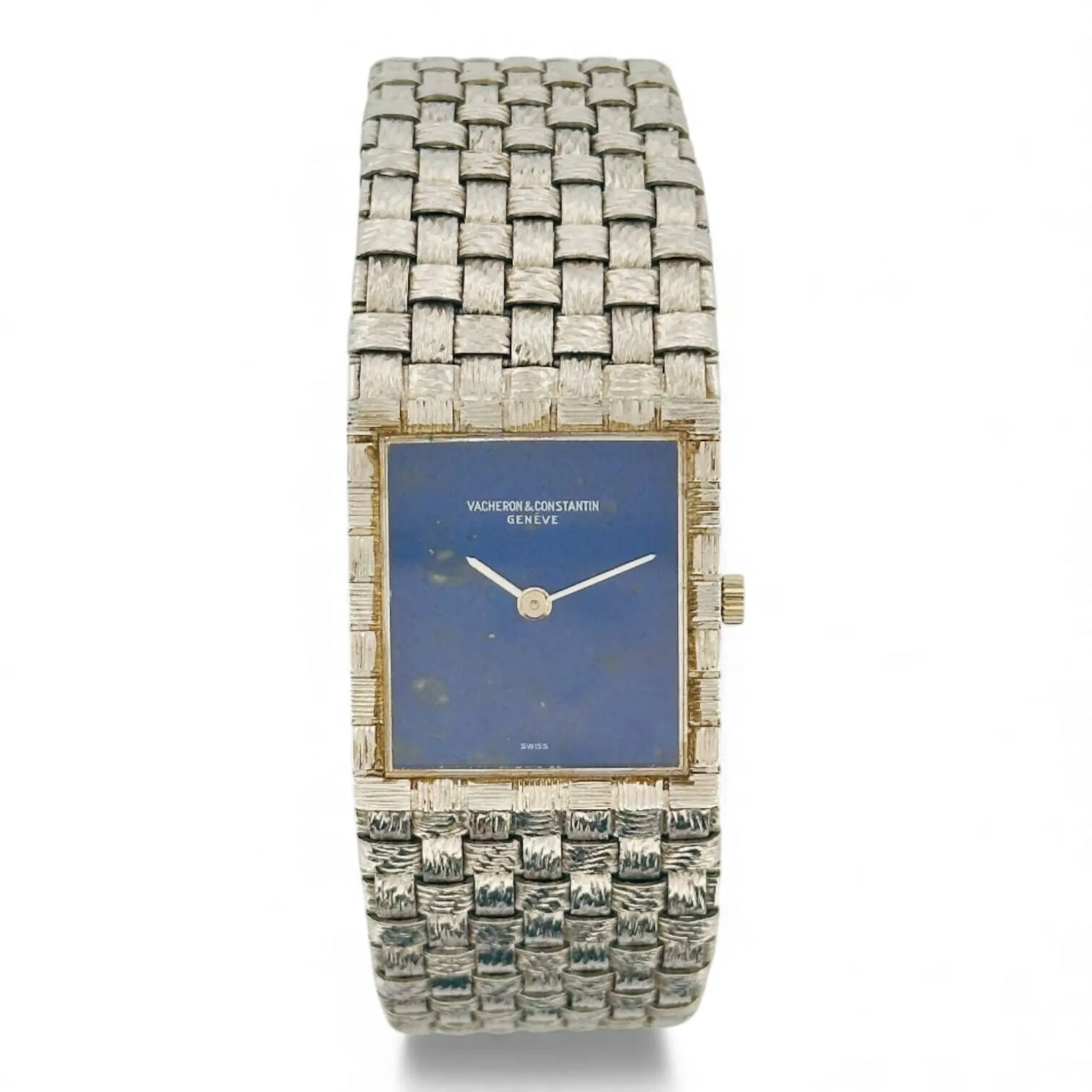 VACHERON CONSTANTIN Montre bracelet de forme en or gris 18K (750 millièmes), cadran en pierre lapis-lazuli, aiguilles fils blanches. Fond de boitier en or gris 18K (750 millièmes) numéroté 478827, à l’intérieur signé Vacheron & Constantin, référence 7186 P (probablement pour Pierre), numéroté 478827 fabrication Robert Meylan (clé de Genève 10). Mouvement mécanique à remontage manuel signé Vacheron & Constantin calibre 1003 numéroté 646986, estampillé poinçon de Genève. Bracelet en or gris 18K (750 millièmes) façon tressage, fermeture à échelle signé Vacheron & Constantin. Montre fonctionnelle lors de l’expertise, sans garantie de fonctionnement futur et d’état des pièces. Rayures au boitier et au bracelet. Travail suisse vers 1960 Poids brut 73,9 g Largeur 22 mm, longueur du bracelet entre 17 et 17,5 cm