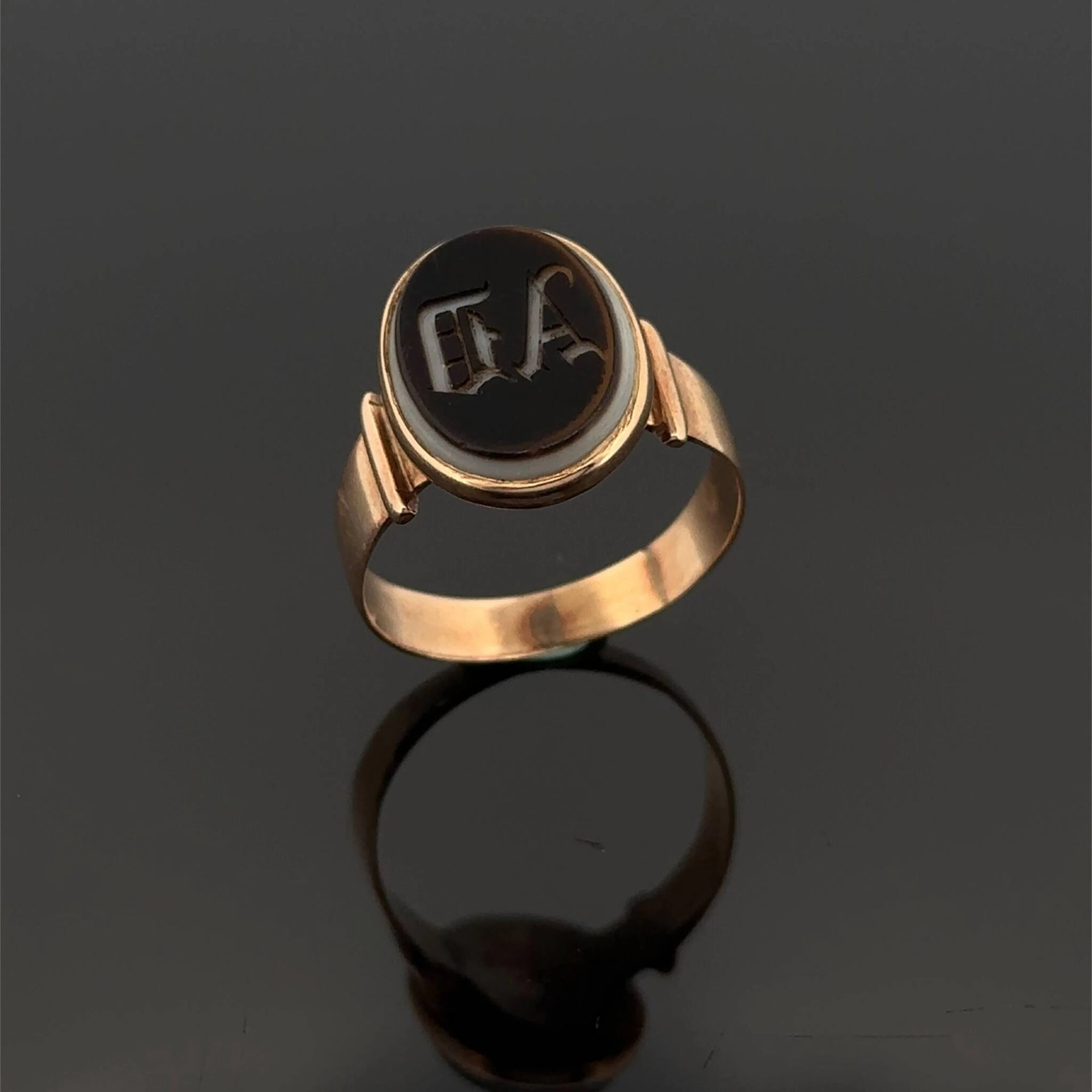 Rose gold (750) signet ring featuring an onyx engraved with - Lot 307