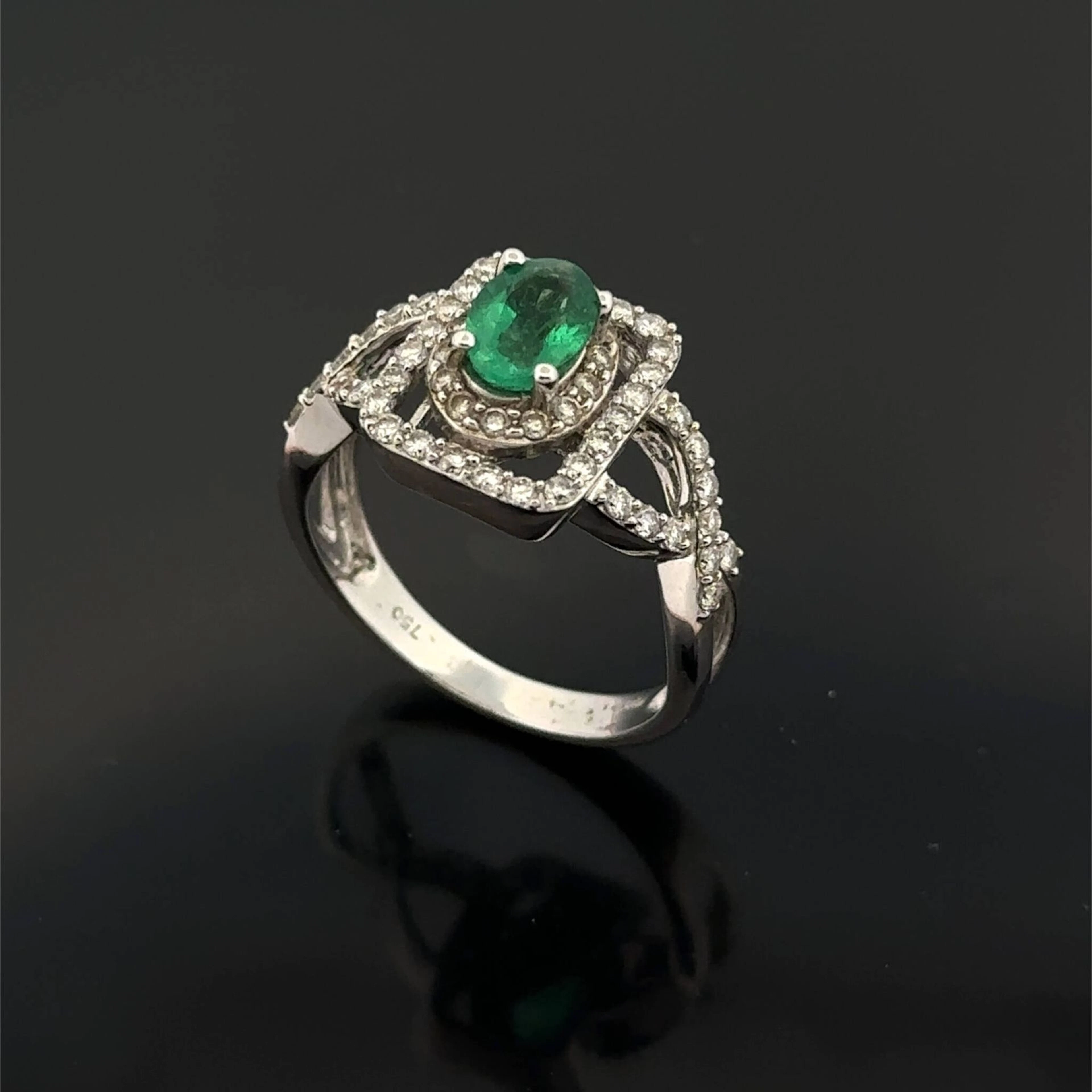 18k white gold (750e) ring, set with a faceted oval emerald - Lot 177