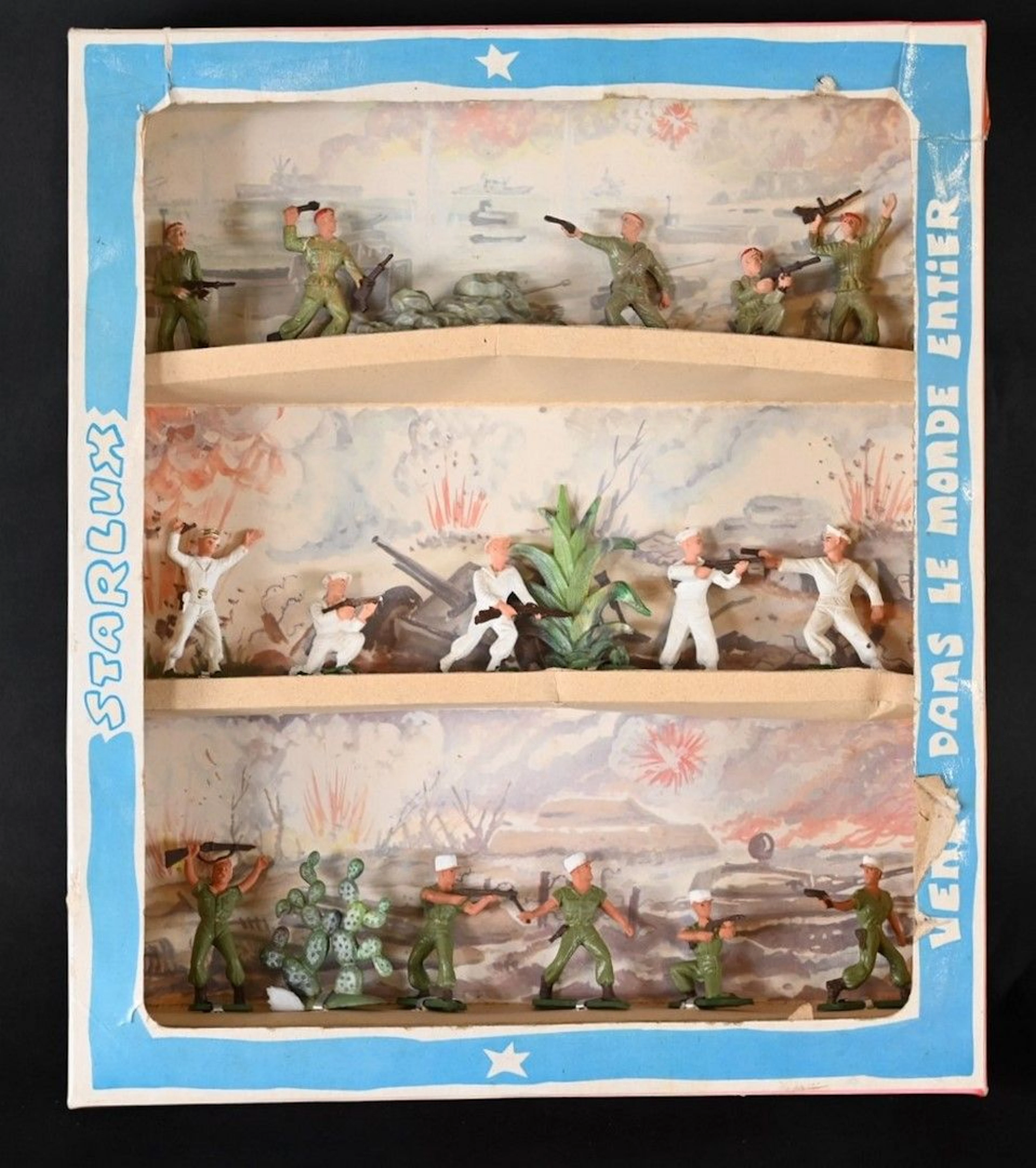 STARLUX Une boîte diorama légionnaires, infanterie de marine, bérets rouges au combat. Jouets anciens pouvant présenter des manques de peinture, des chocs ou des manques, y compris pour les conditionnements éventuels. Vendus en l'état et sans réclamations.
