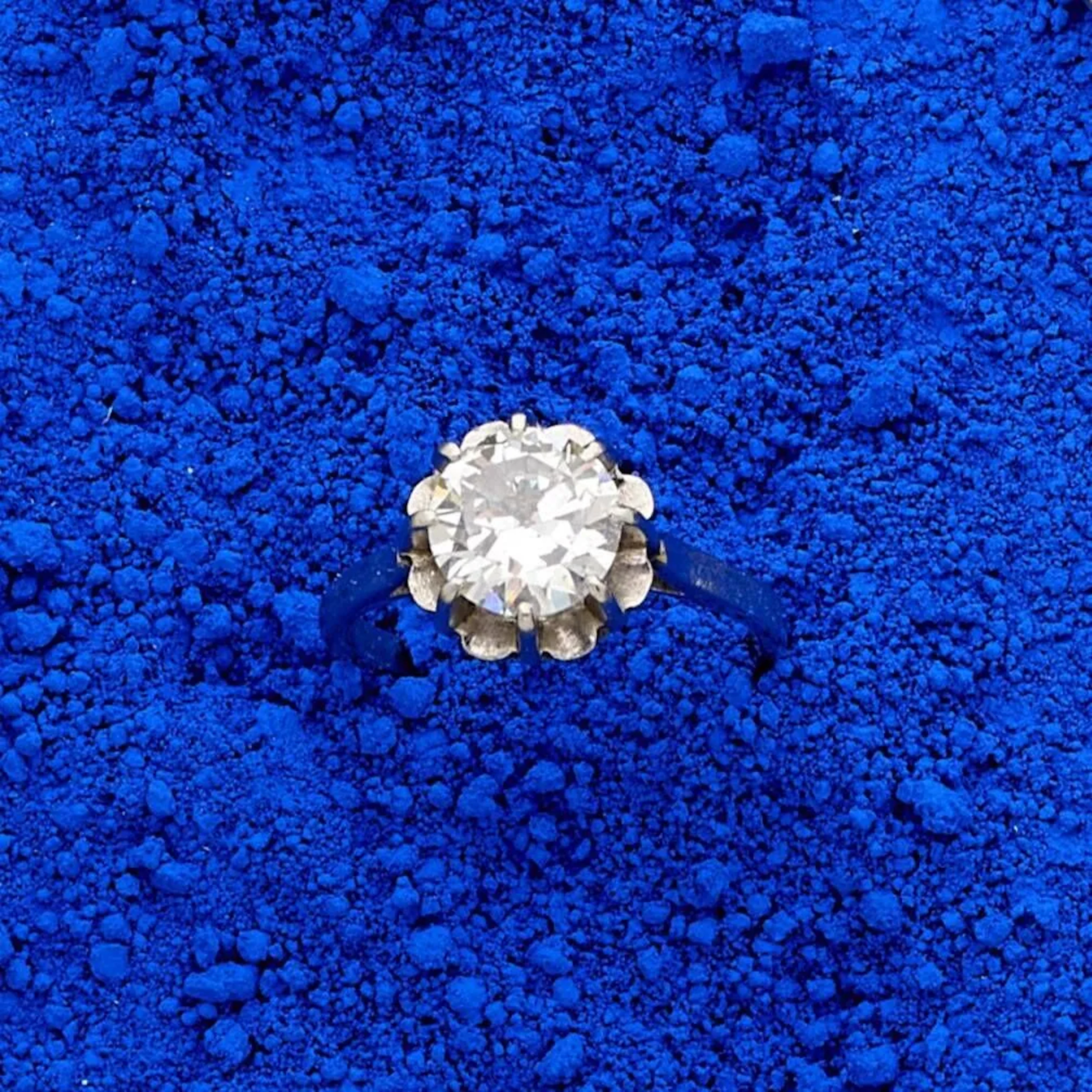 Bague solitaire en or 18k (750e), centrée d’un diamant demi-taille en serti griffe. Poids du diamant : 2 carats environ. Poids brut : 5.20 g. Tour de doigt : 56.