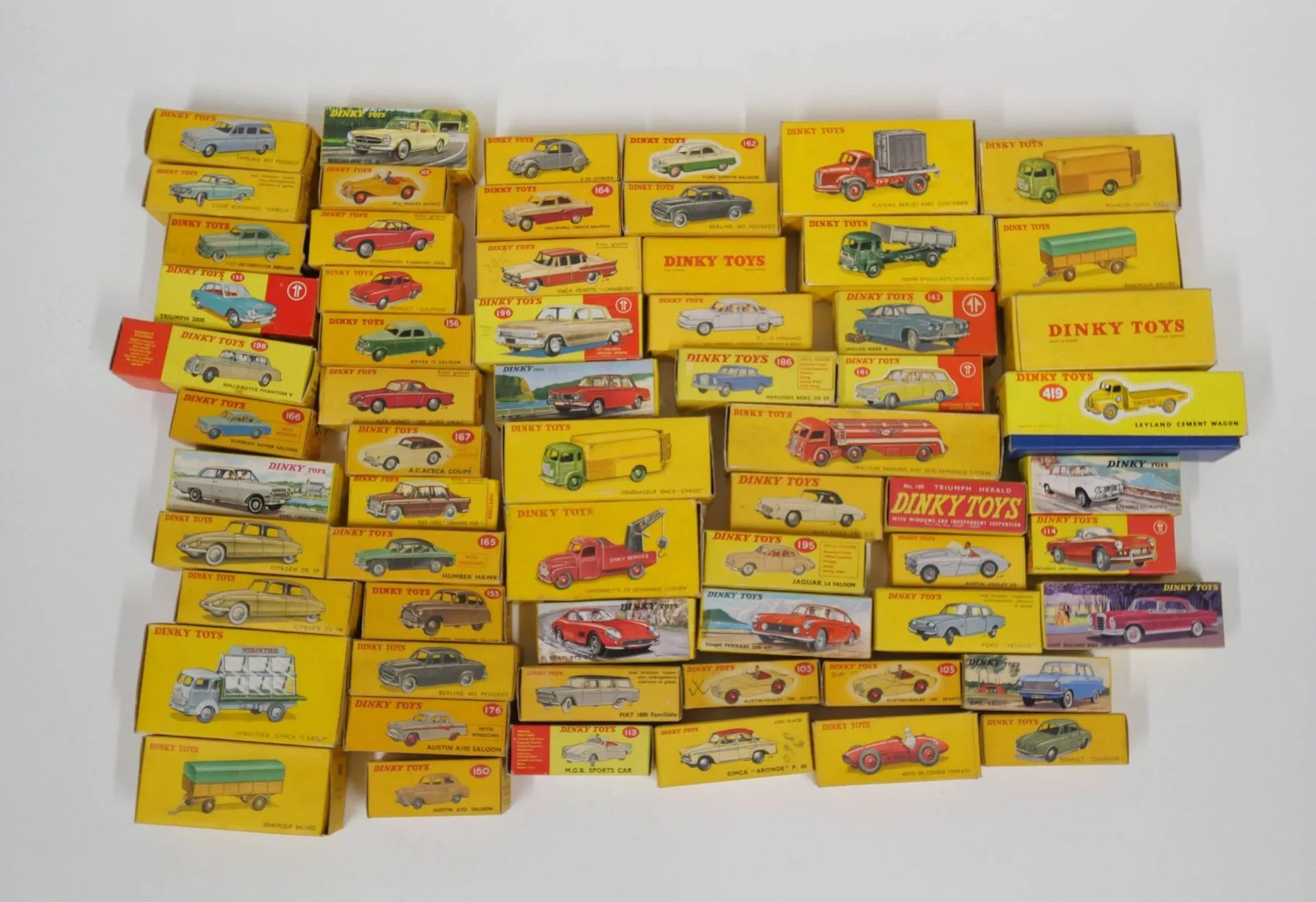 Fort lot de voitures et camions anciens et modernes DINKY TOYS, dont : Déménageur Simca cargo, Alfa Romeo 1900 super sprint, Fiat 1200 grande vue, Coupé Ferrari 250 GTO... Dans leur boite Bon état général
